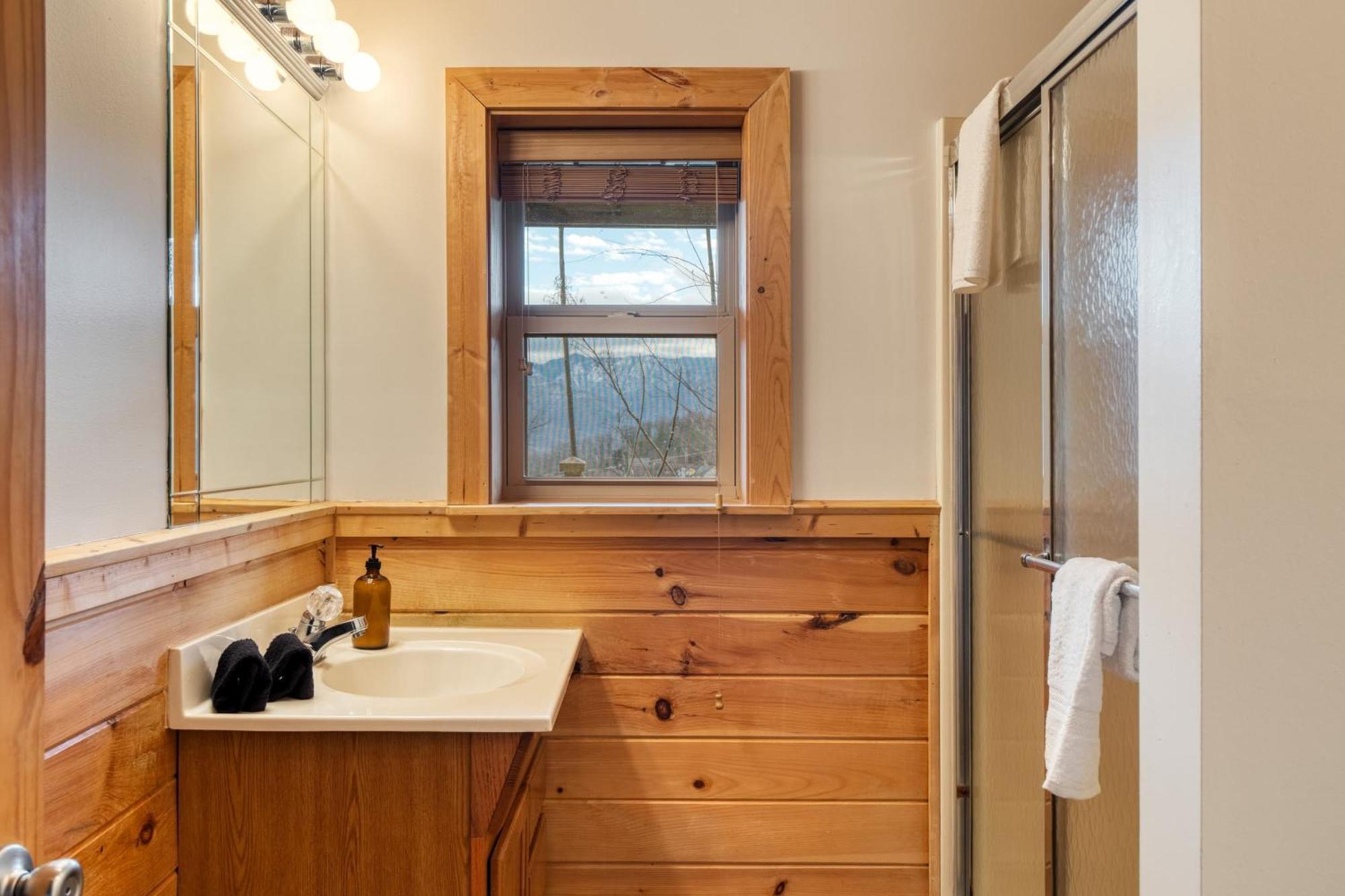 Holiday home Chestnut By Avantstay Mountain W Treetop Views Hot Tub Game *