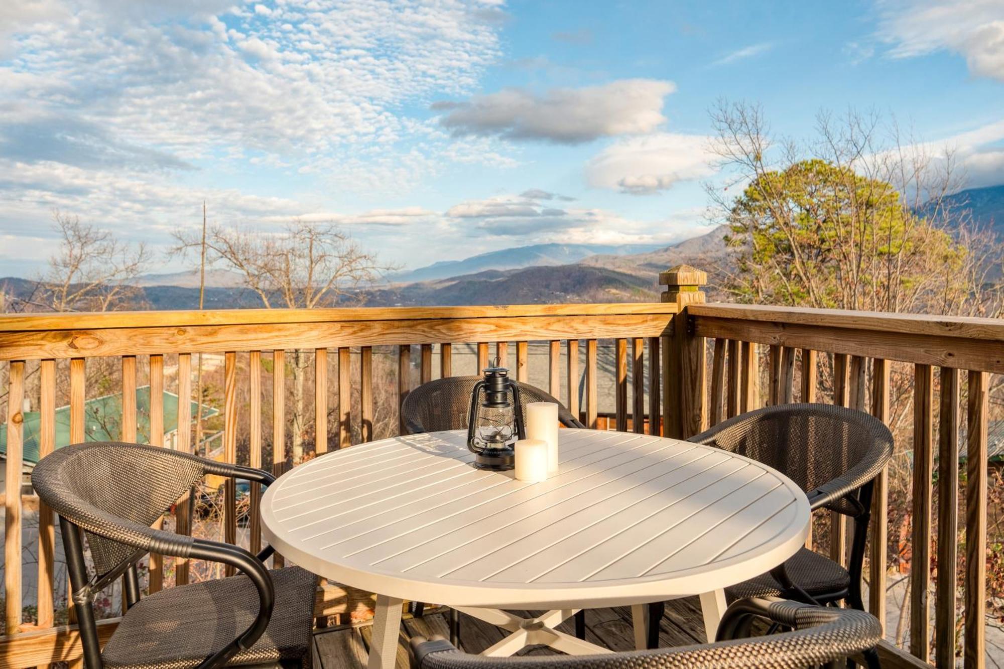 Chestnut By Avantstay Mountain W Treetop Views Hot Tub Game Holiday home Gatlinburg