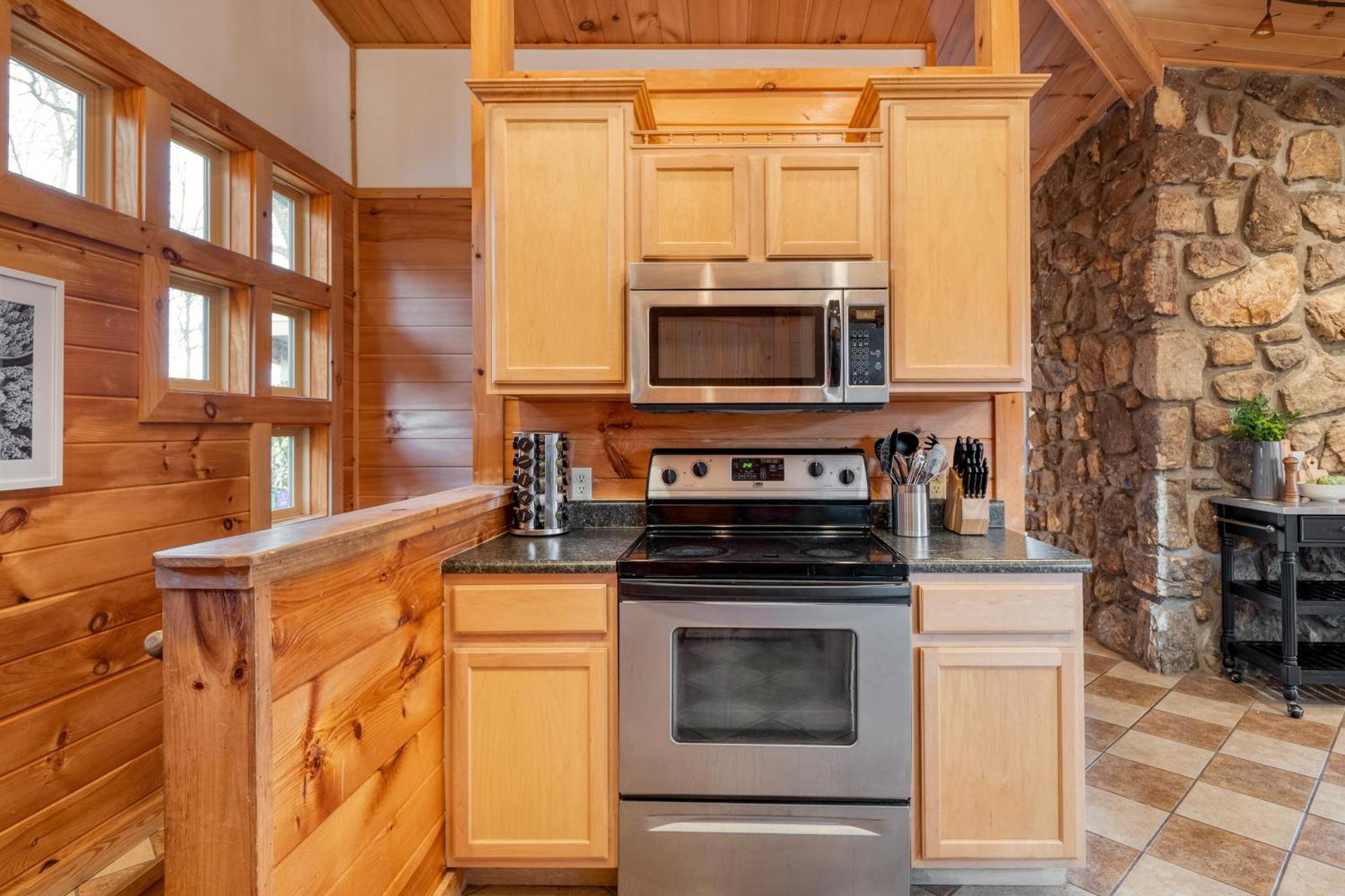 Chestnut By Avantstay Mountain W Treetop Views Hot Tub Game Holiday home Gatlinburg