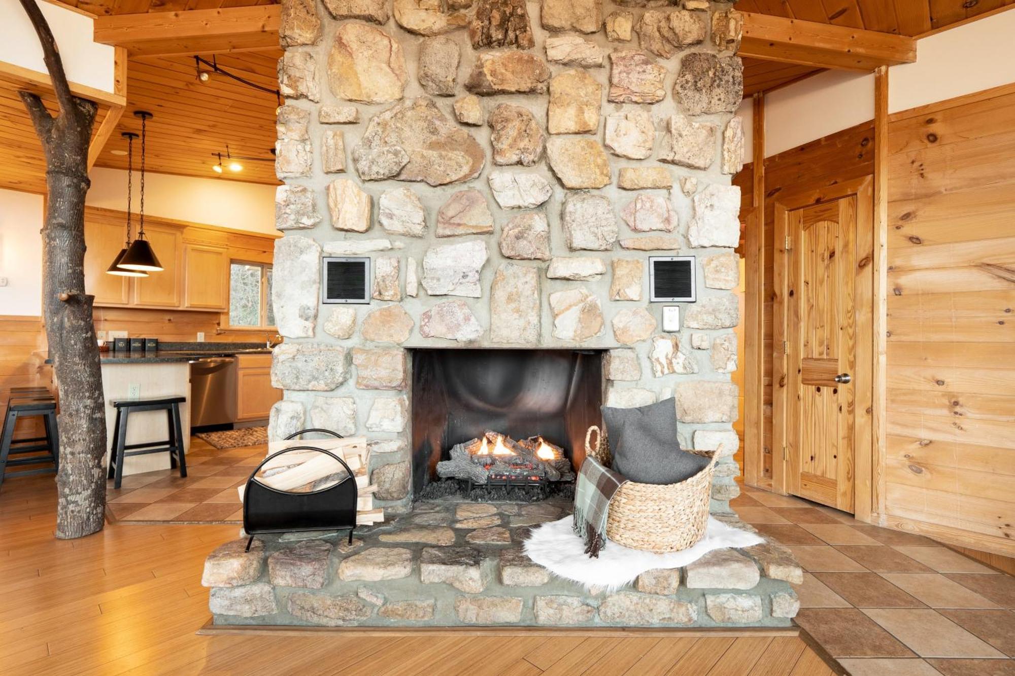 Holiday home Chestnut By Avantstay Mountain W Treetop Views Hot Tub Game Gatlinburg