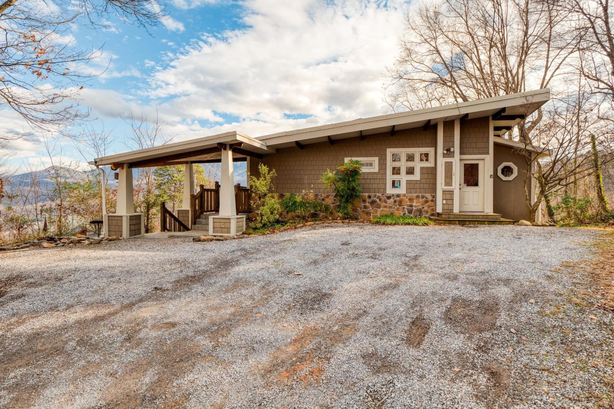 Holiday home Chestnut By Avantstay Mountain W Treetop Views Hot Tub Game