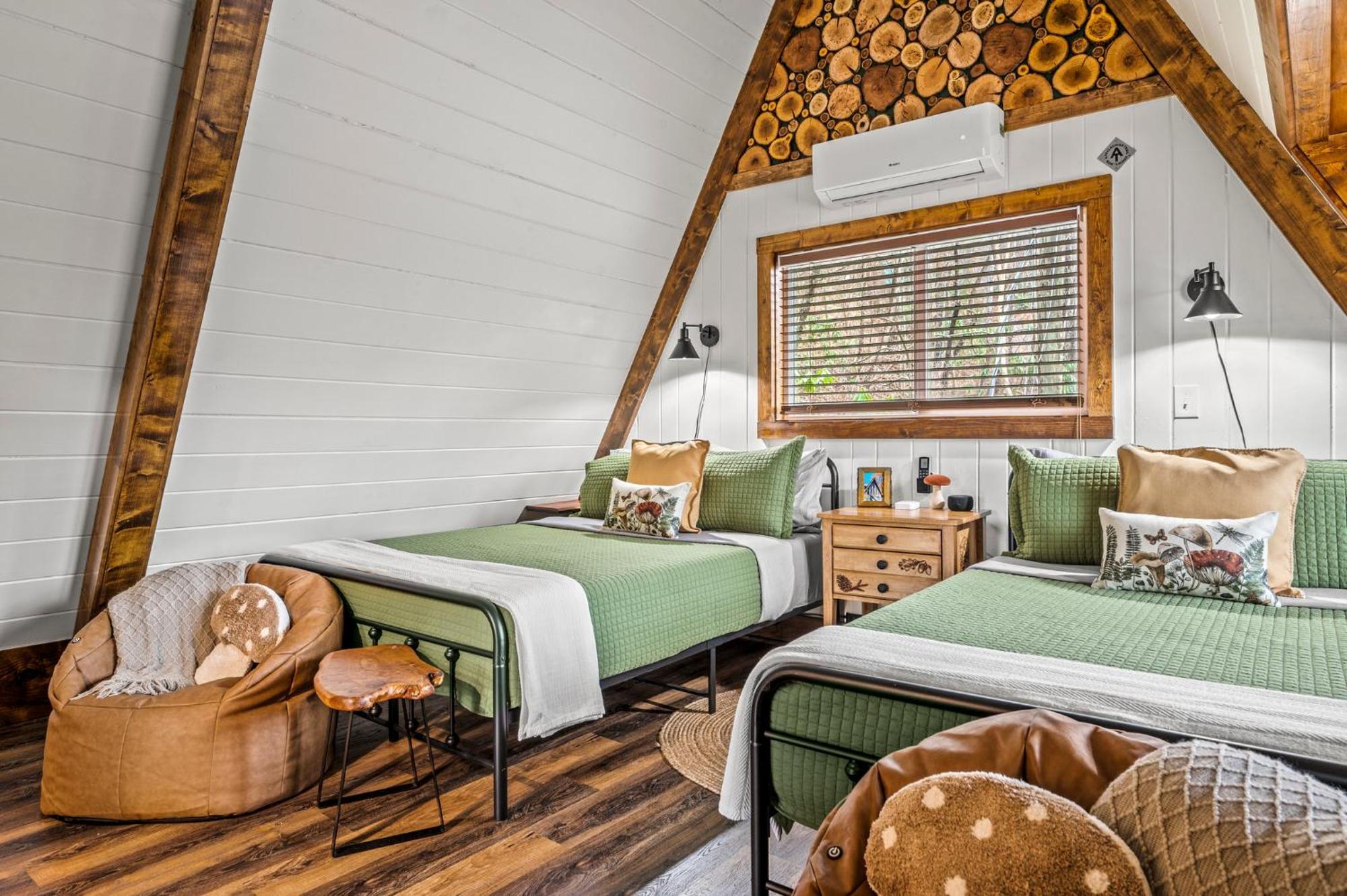 Chalet High Bear Activity, Handicap Ramp, Hot Tub, Fire Table, Game Room, Family Gatlinburg