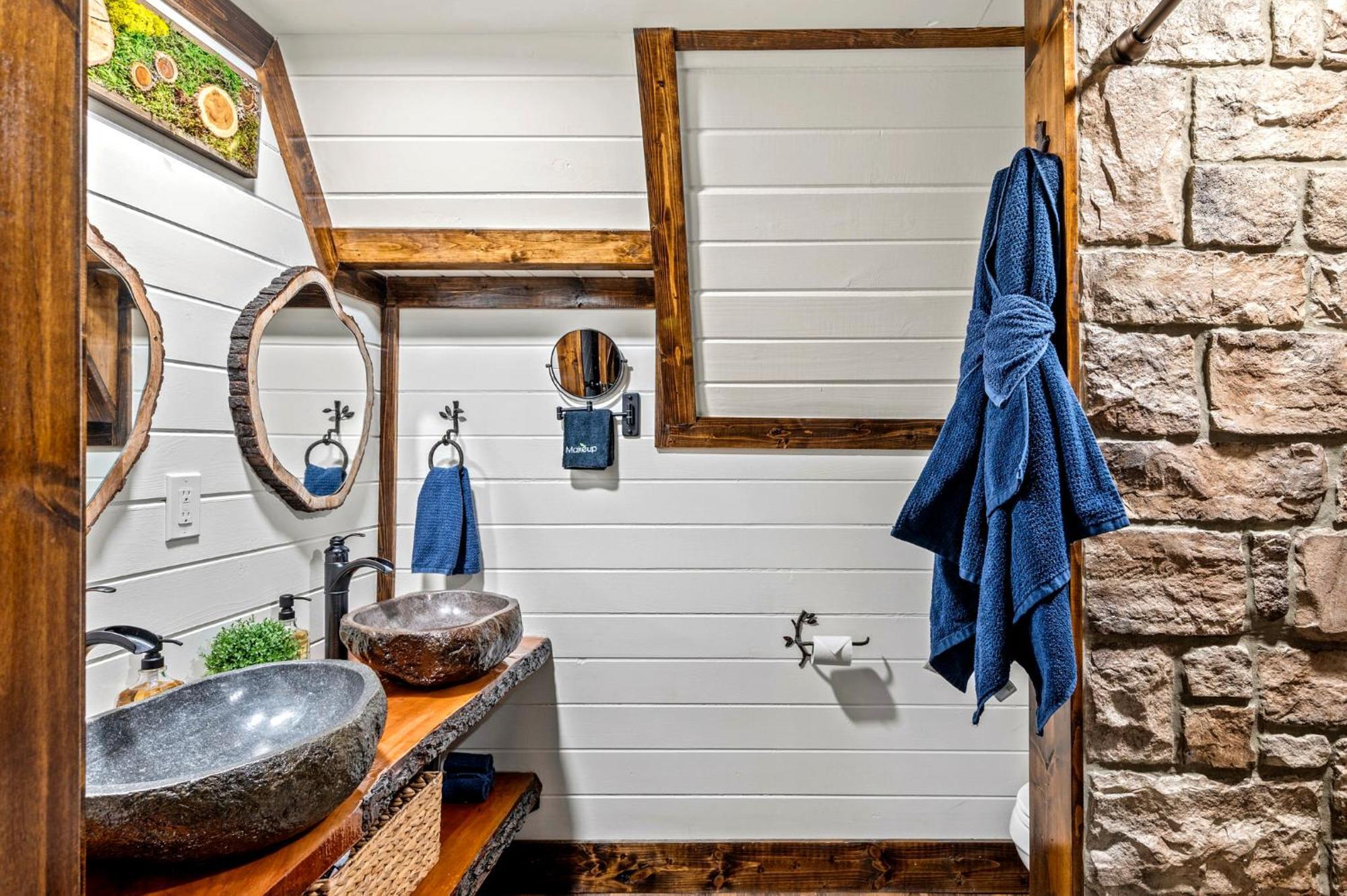 High Bear Activity, Handicap Ramp, Hot Tub, Fire Table, Game Room, Family Gatlinburg
