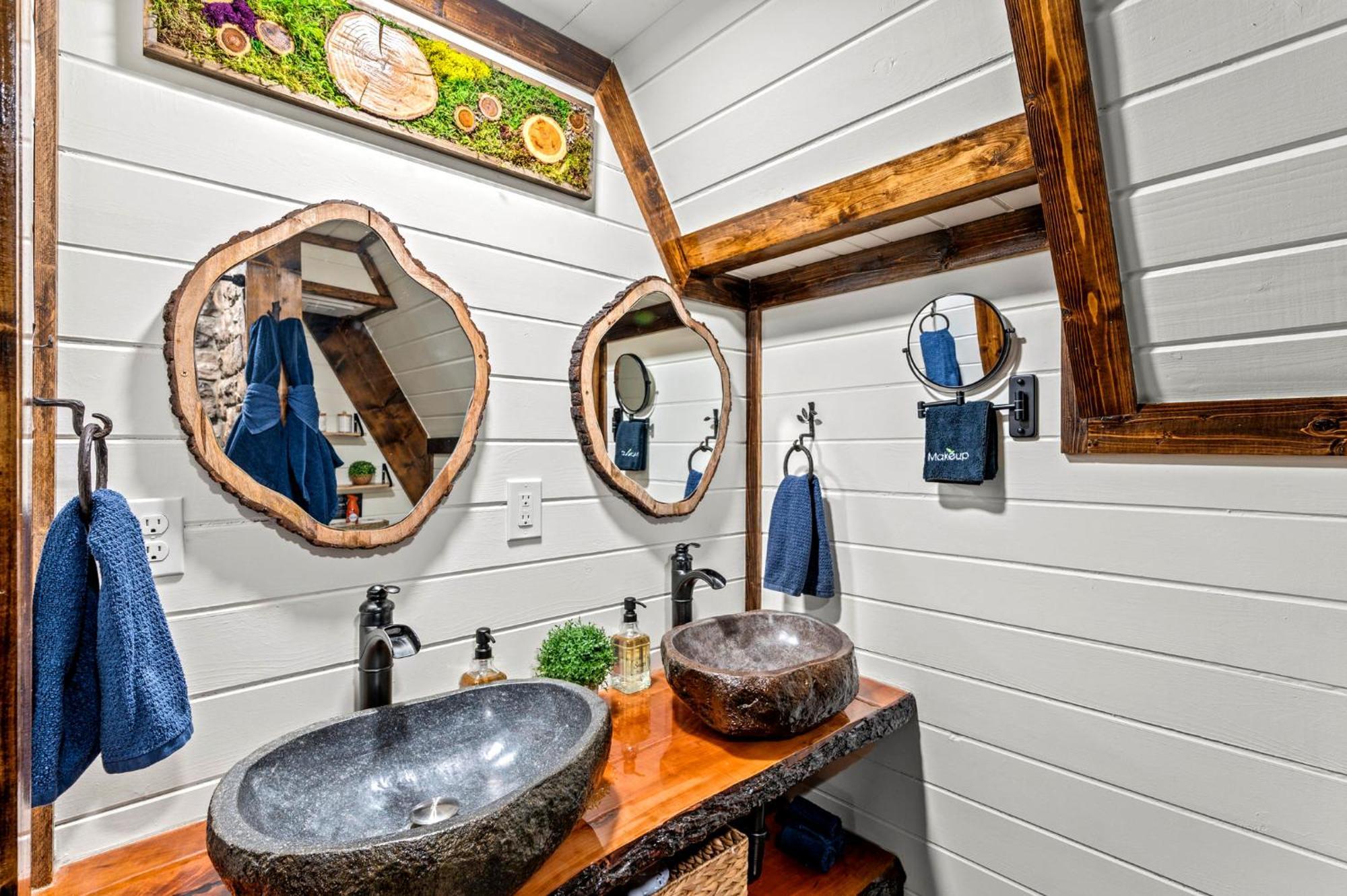 High Bear Activity, Handicap Ramp, Hot Tub, Fire Table, Game Room, Family Chalet