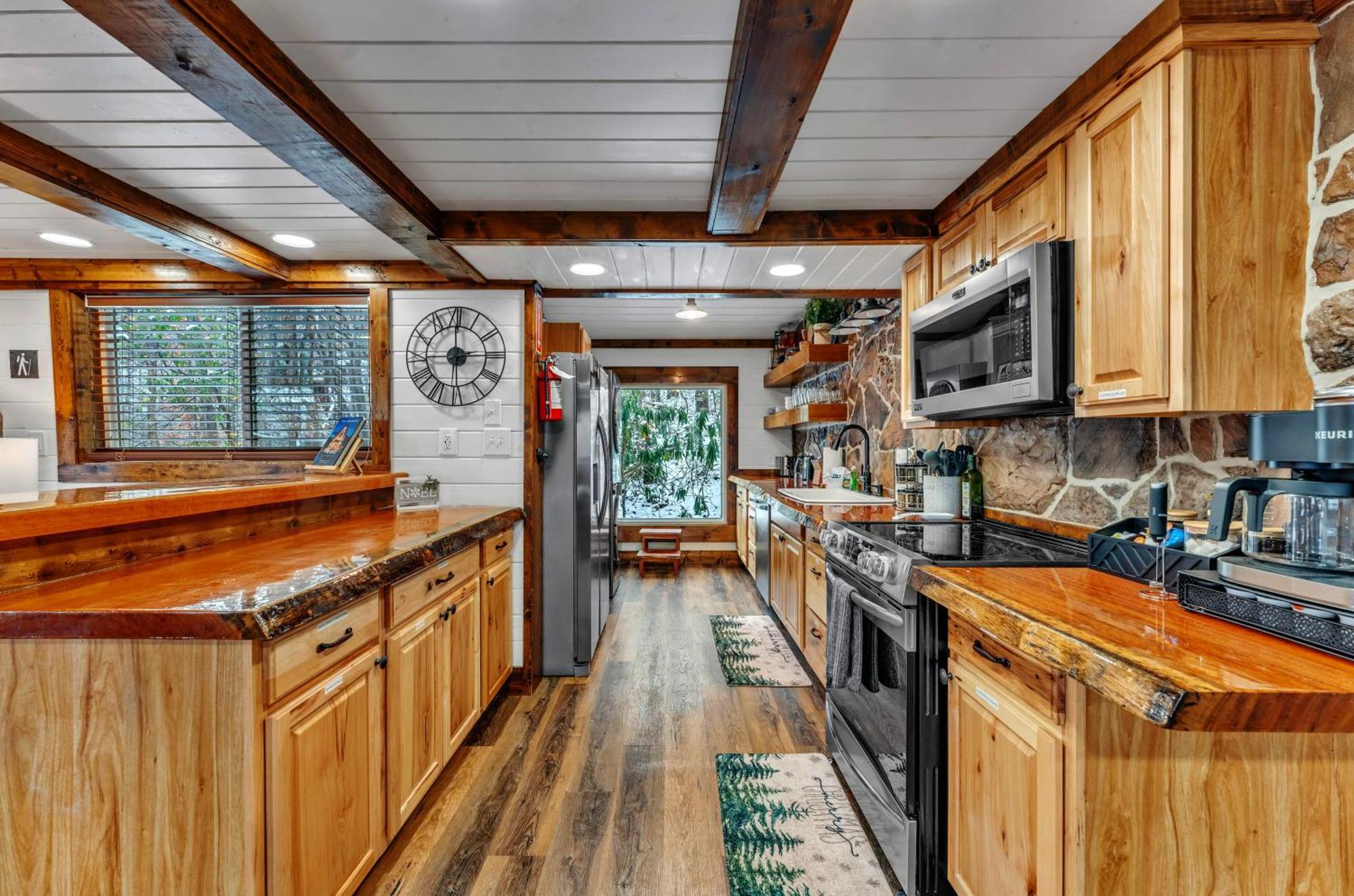 Chalet High Bear Activity, Handicap Ramp, Hot Tub, Fire Table, Game Room, Family