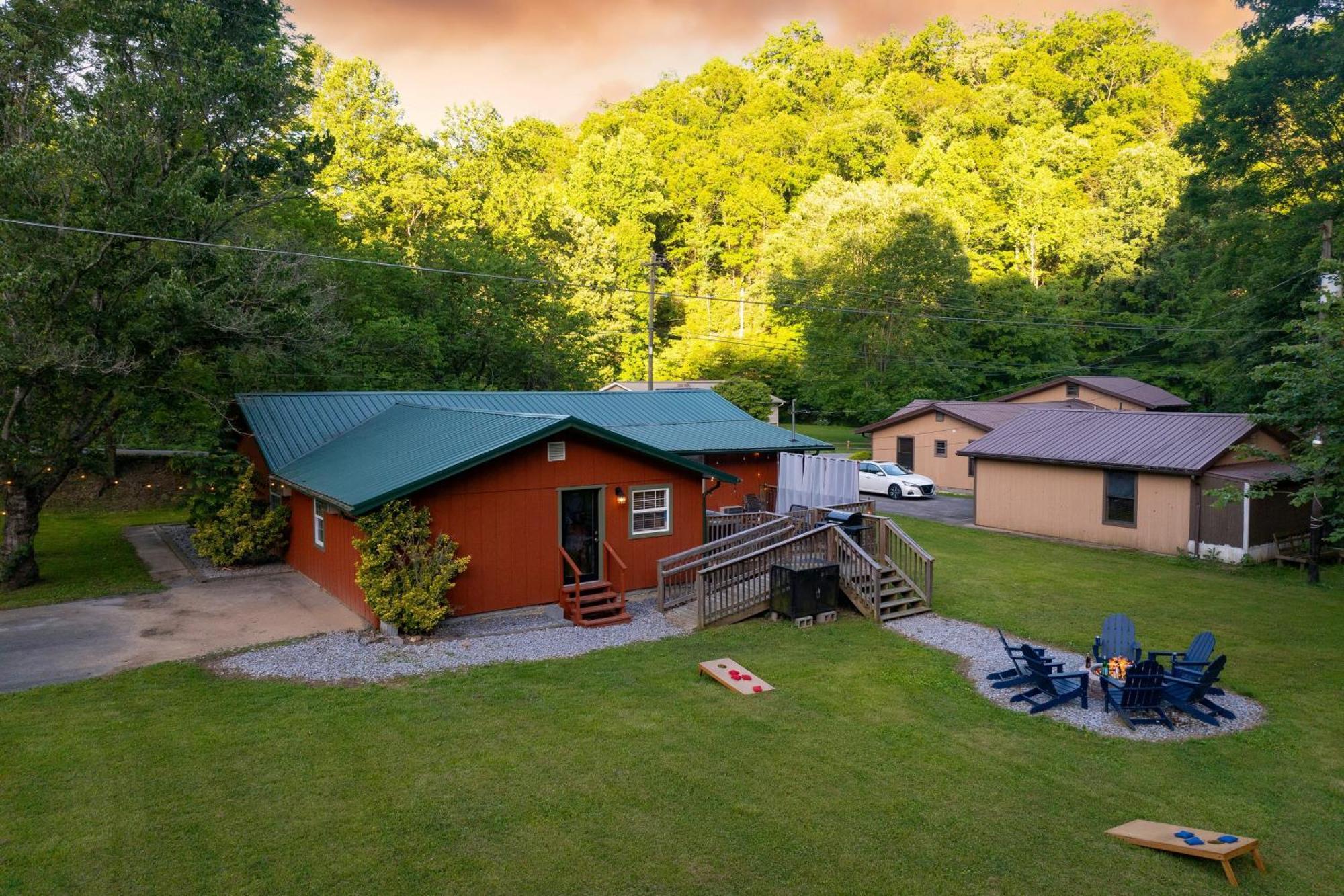 The Rustic By Avantstay Hot Tub Fire Pit Pool Table 5mins To Town Holiday home