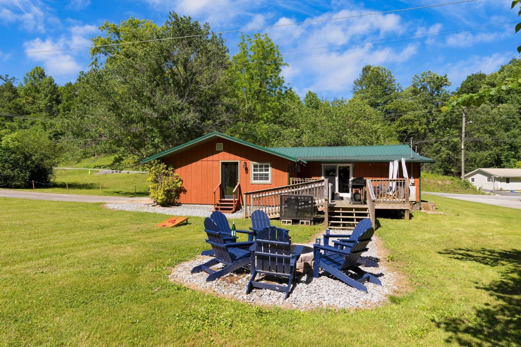 The Rustic By Avantstay Hot Tub Fire Pit Pool Table 5mins To Town Holiday home Gatlinburg