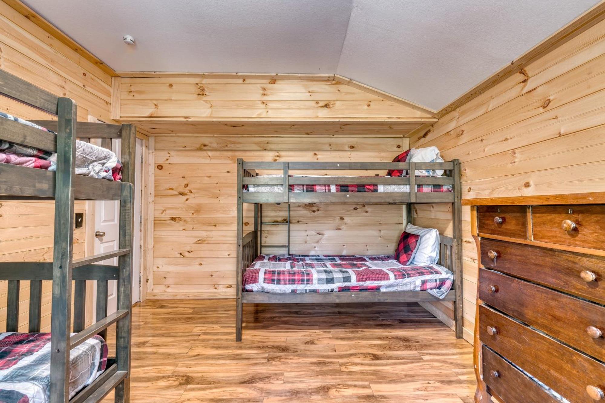 The Rustic By Avantstay Hot Tub Fire Pit Pool Table 5mins To Town Holiday home Gatlinburg