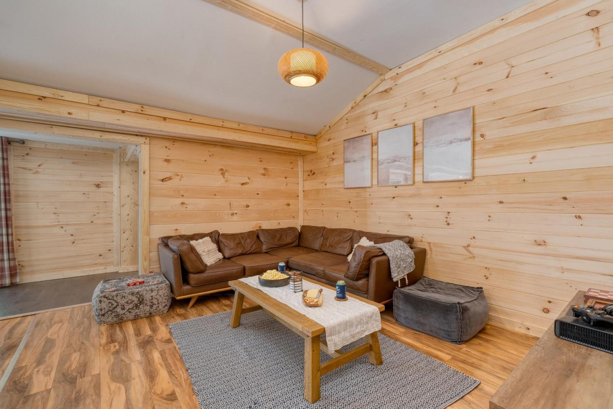 The Rustic By Avantstay Hot Tub Fire Pit Pool Table 5mins To Town Holiday home Gatlinburg