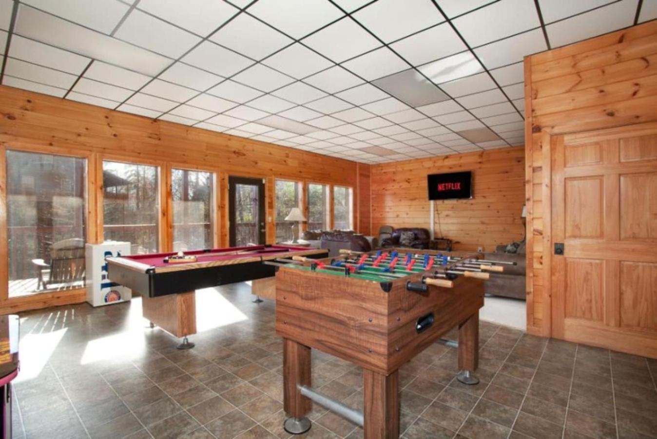Hillbilly Hilton Hot Tub, Game Room, Mtn View Holiday home *