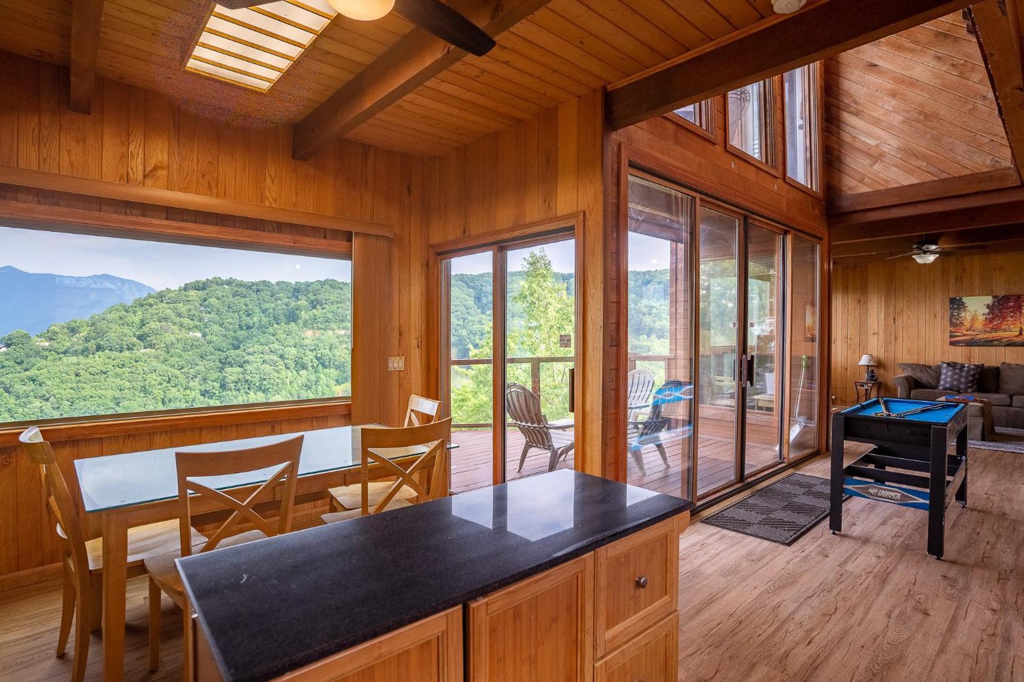 Beautiful 4 Bedroom With Million Dollar Views Chalet