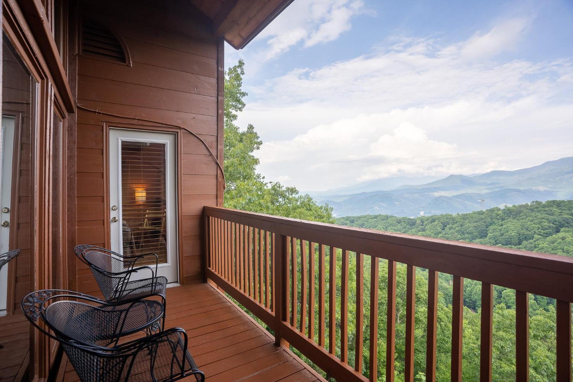 Beautiful 4 Bedroom With Million Dollar Views *