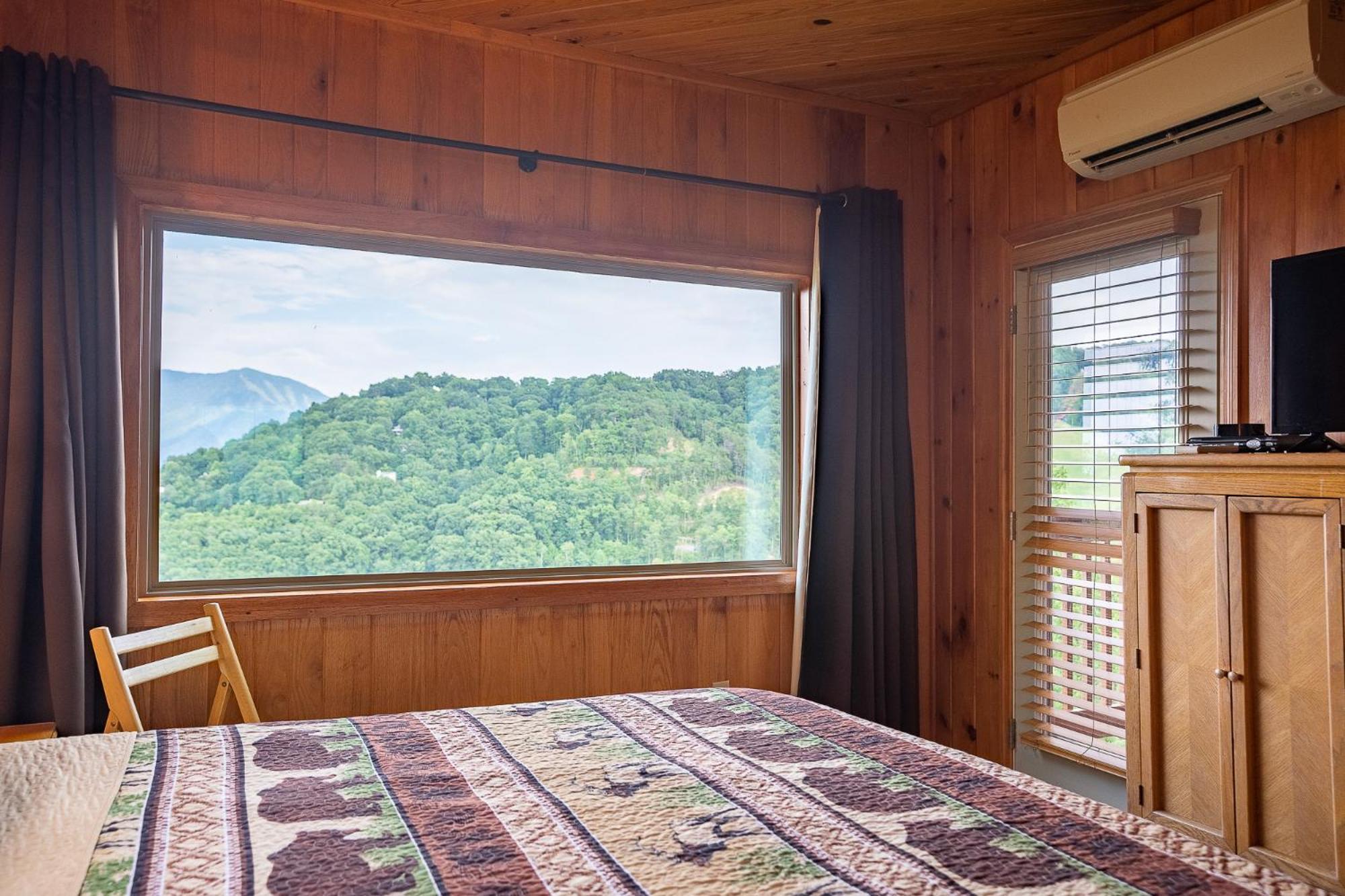 Beautiful 4 Bedroom With Million Dollar Views * Gatlinburg