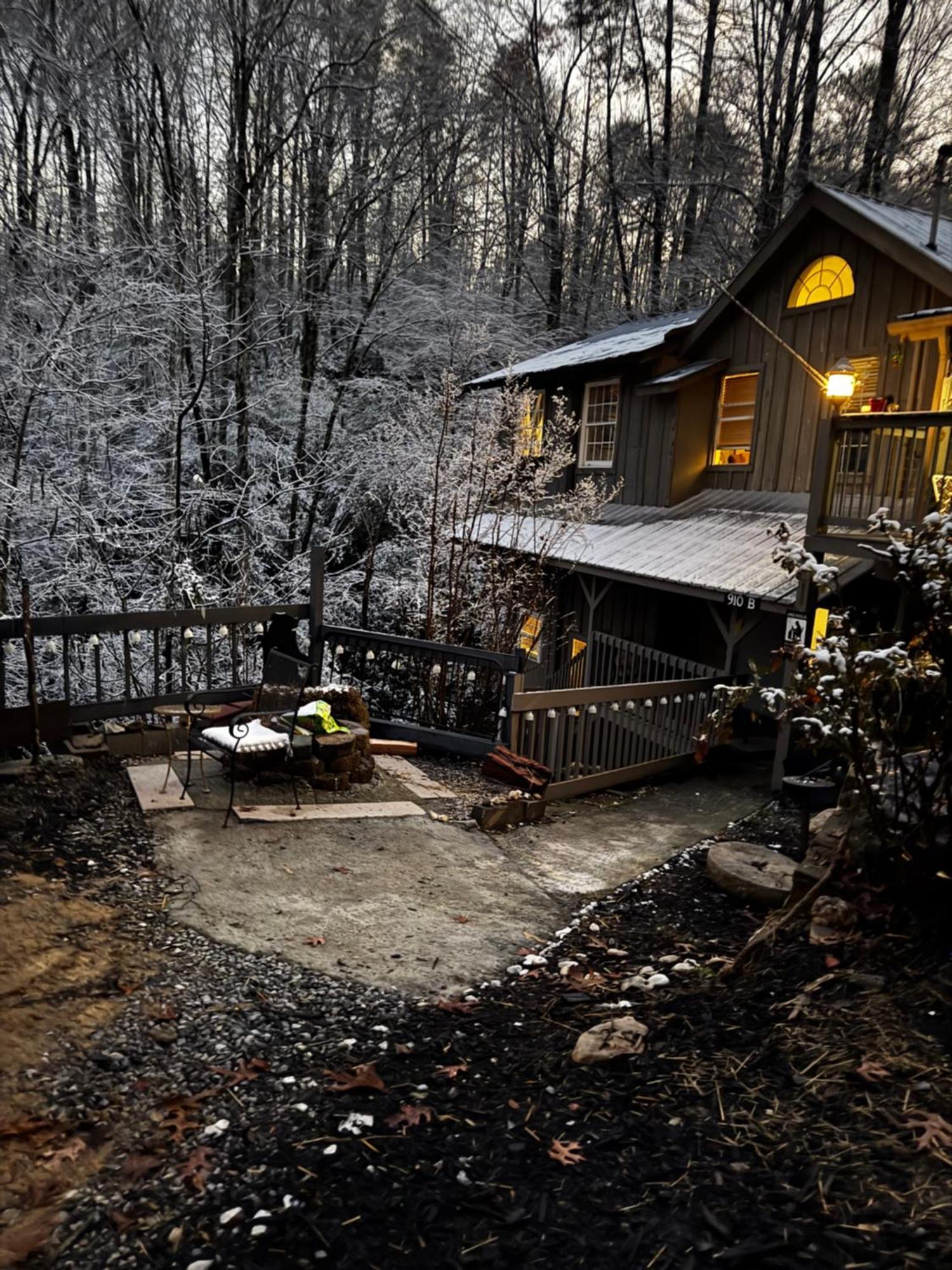 The Bears Den-420 & Pet Friendly Gatlinburg