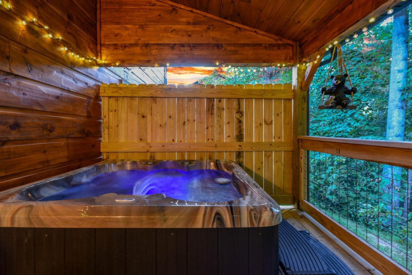 Mystical Morning Hot Tub, Arcade, And Holiday home Gatlinburg