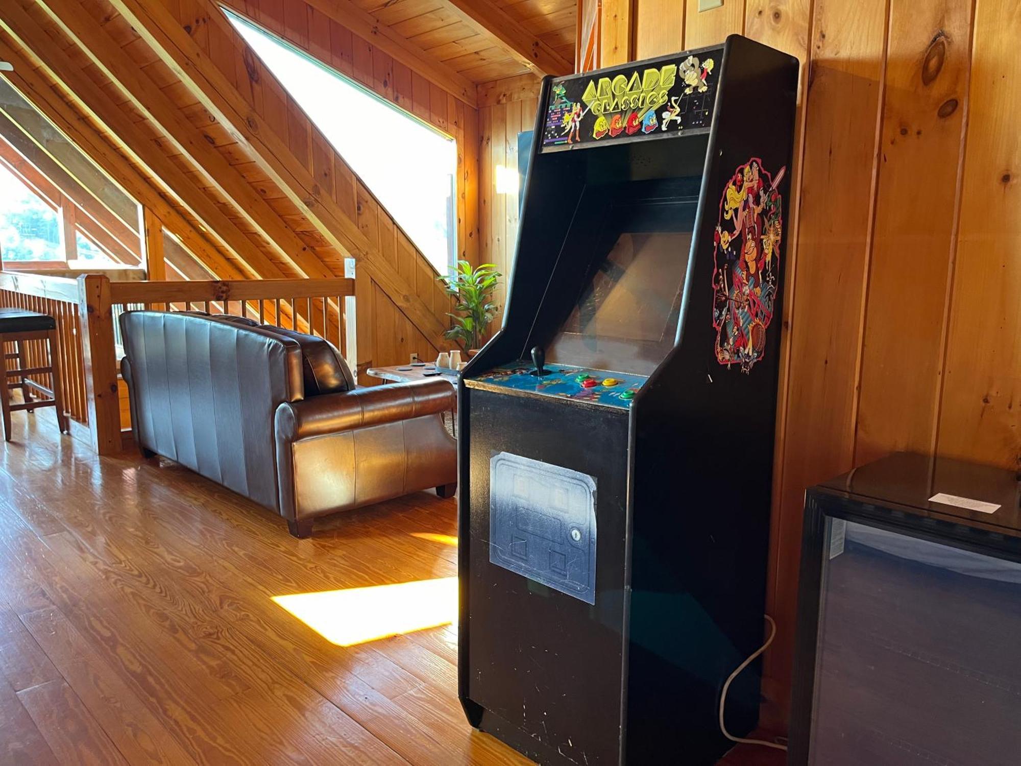 Splashtacular: Indoor Pool~gorgeous Views~hottub~gameroom~resort Chalet *