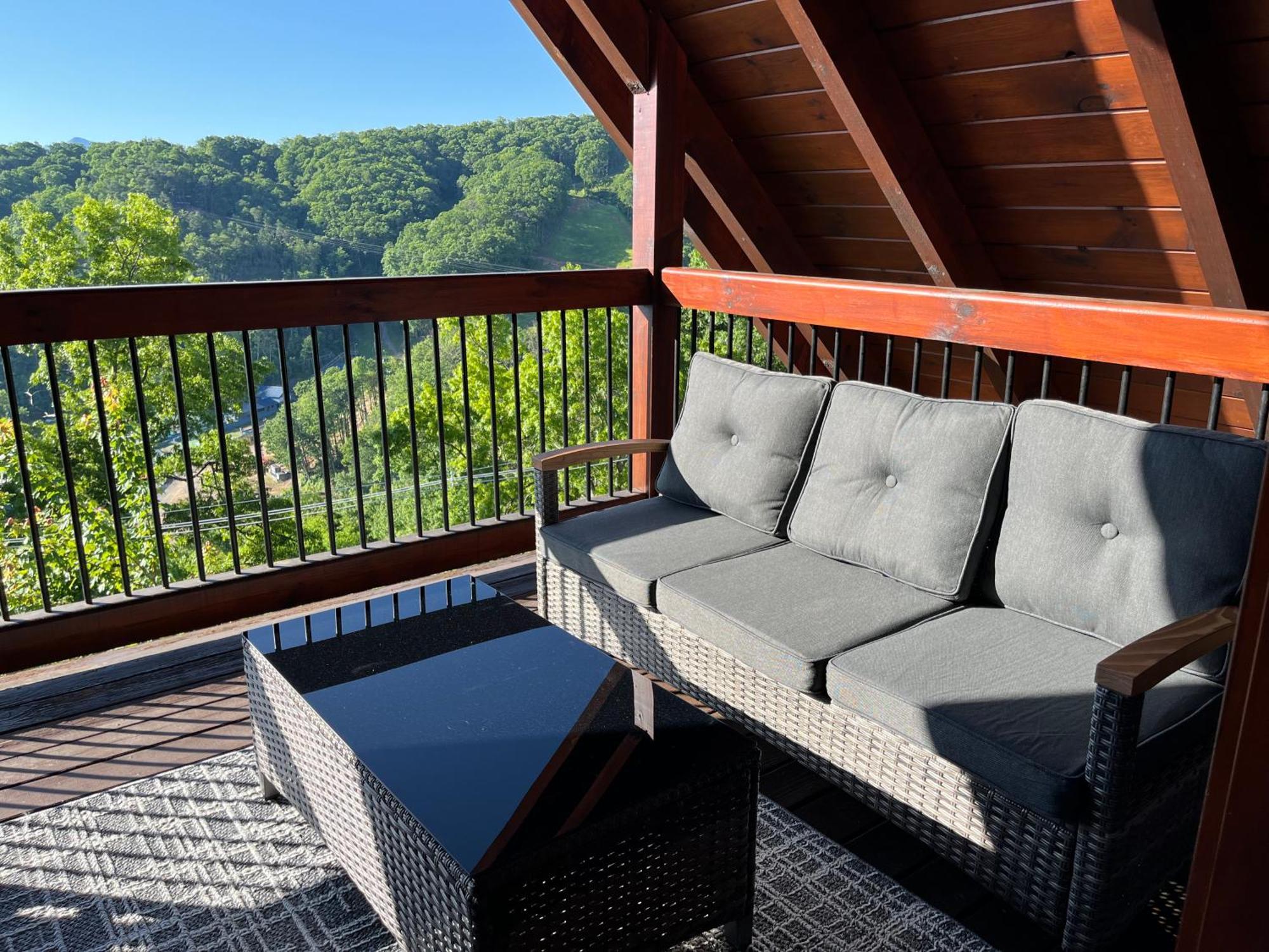 Splashtacular: Indoor Pool~gorgeous Views~hottub~gameroom~resort Chalet