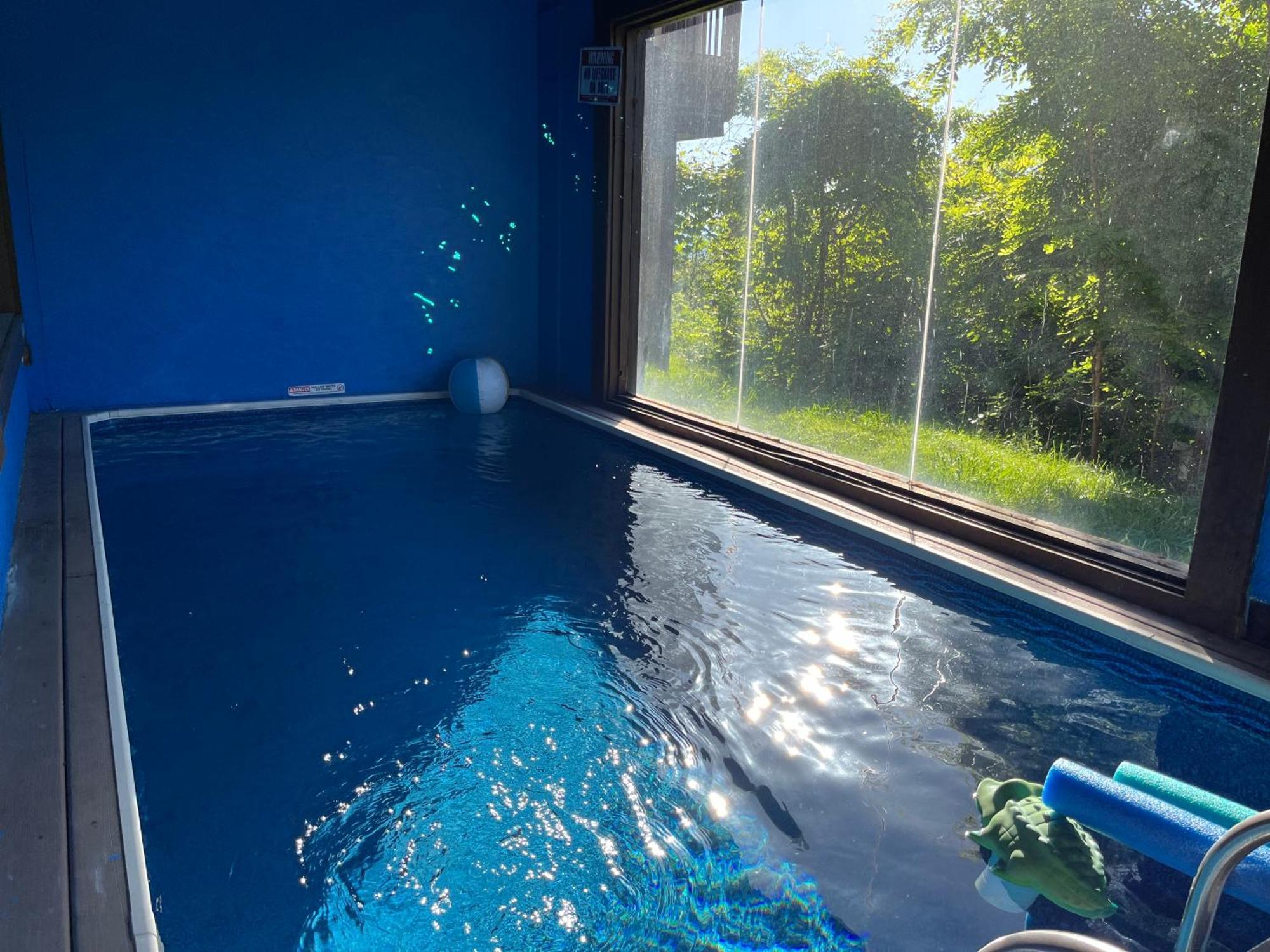 Chalet Splashtacular: Indoor Pool~gorgeous Views~hottub~gameroom~resort *