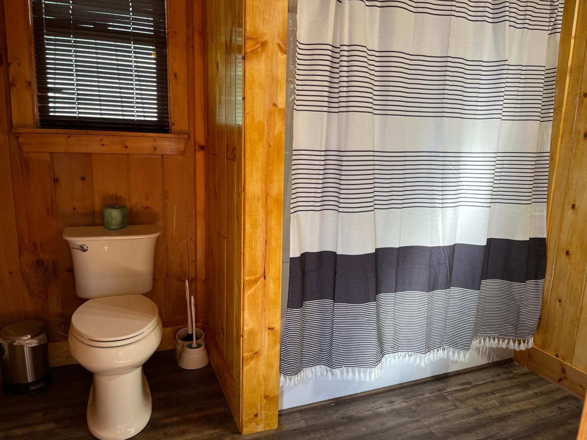 Chalet Splashtacular: Indoor Pool~gorgeous Views~hottub~gameroom~resort Gatlinburg