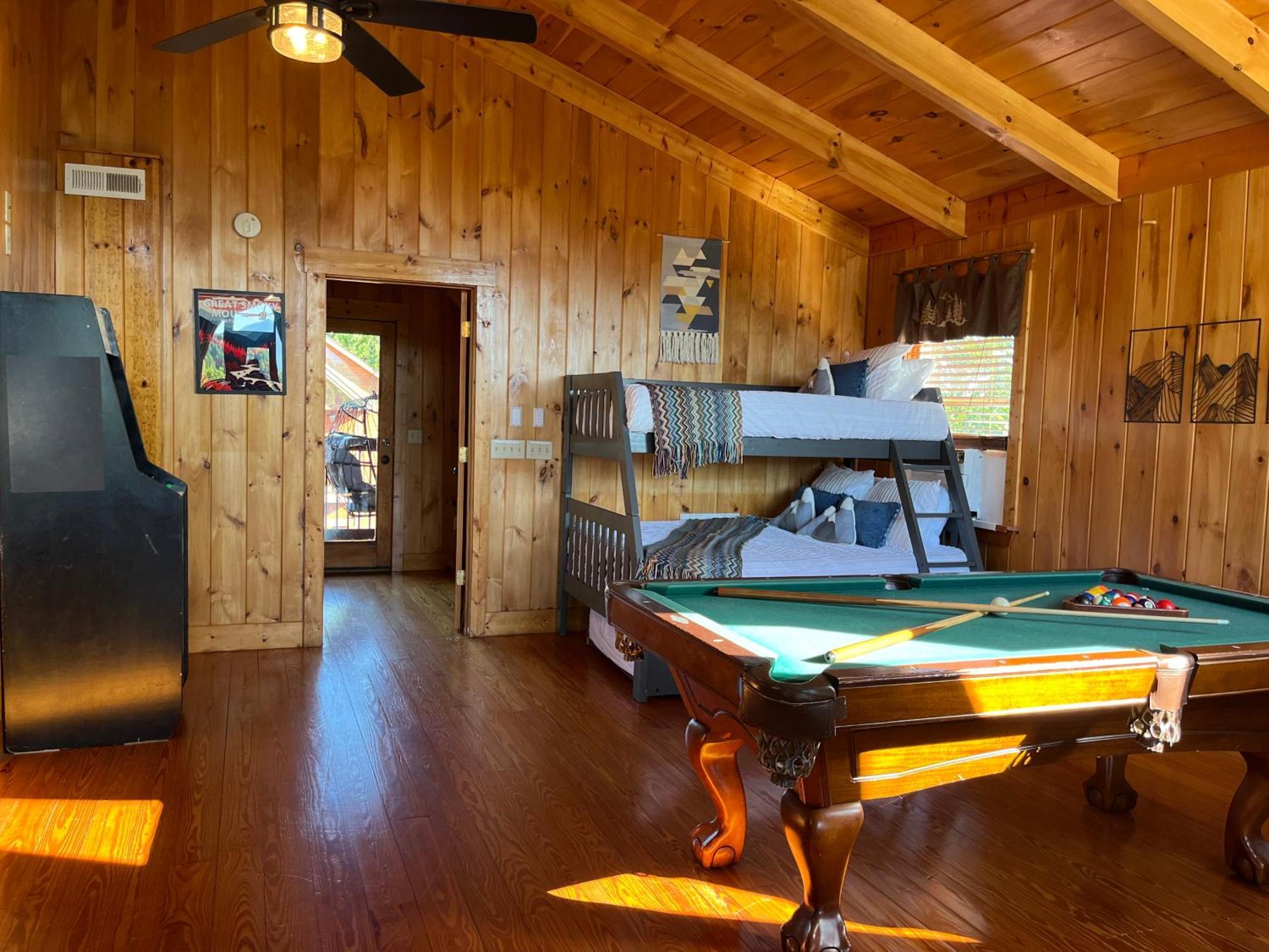 Chalet Splashtacular: Indoor Pool~gorgeous Views~hottub~gameroom~resort Gatlinburg
