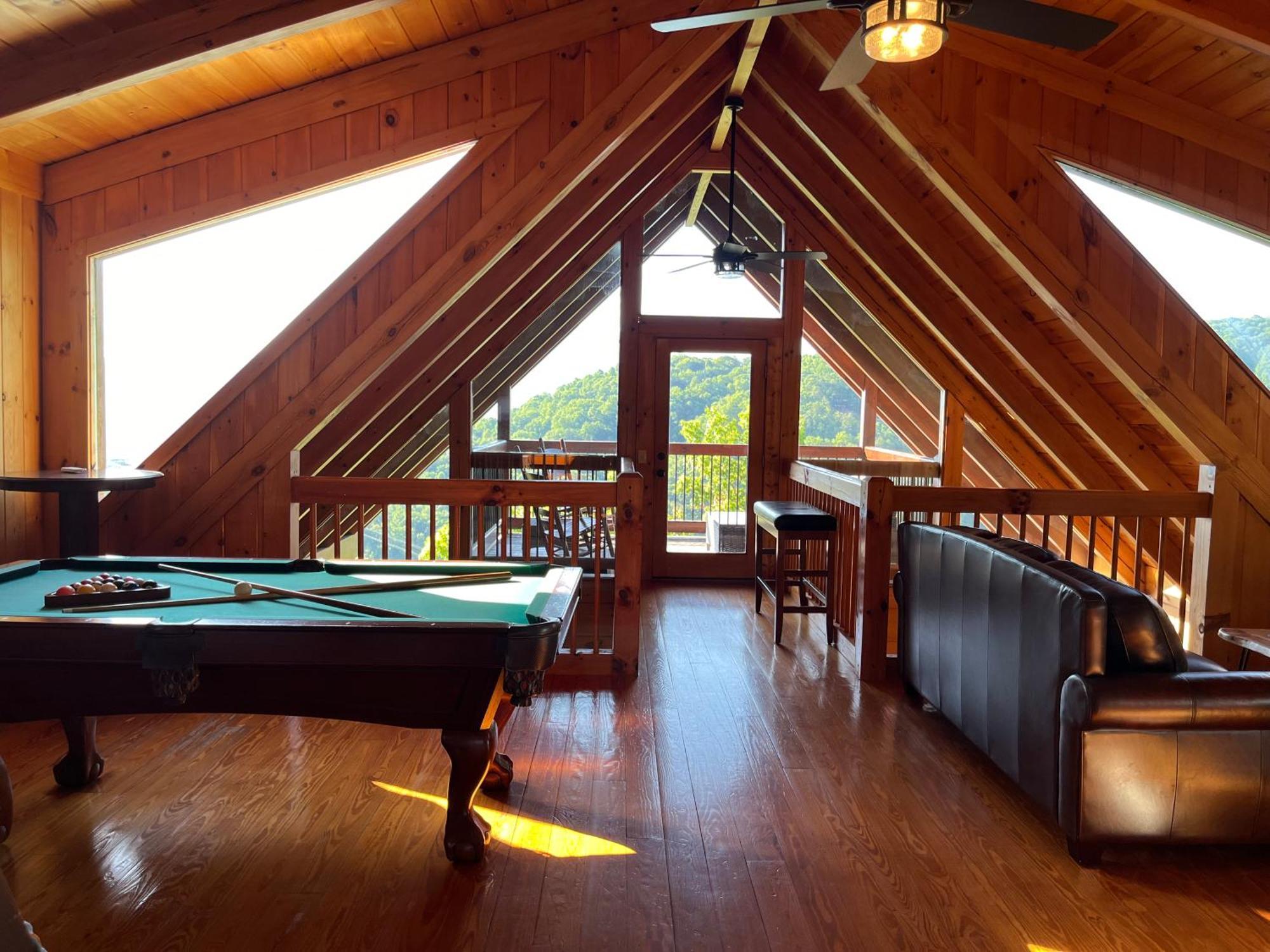 Splashtacular: Indoor Pool~gorgeous Views~hottub~gameroom~resort Chalet Gatlinburg