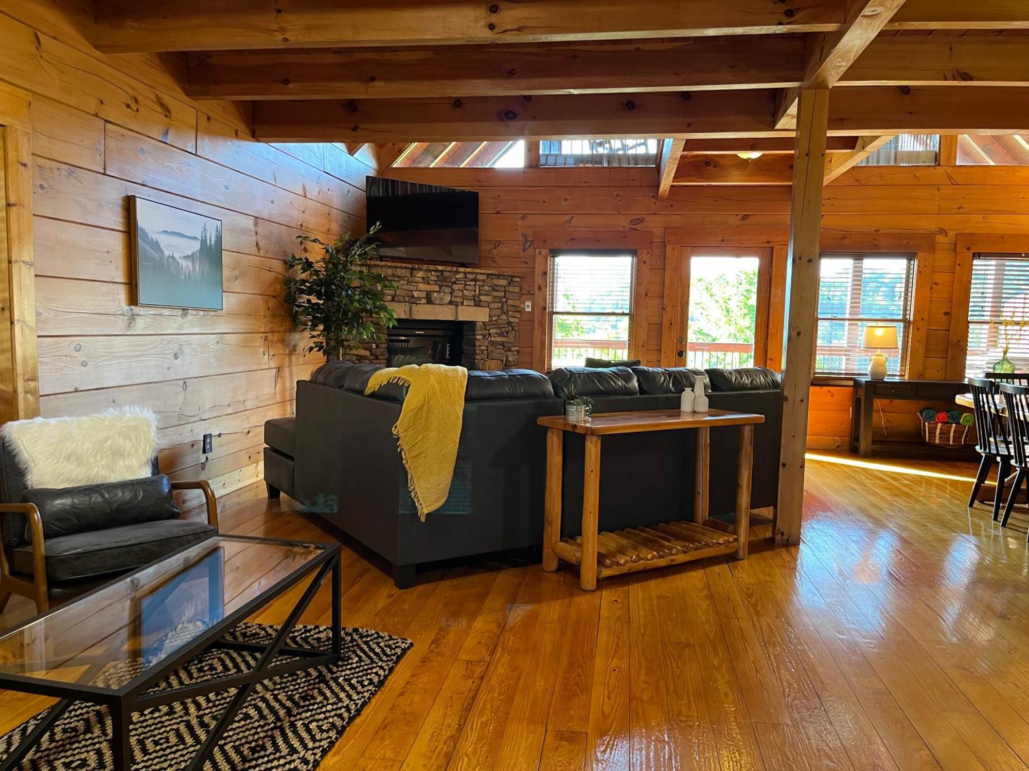 Chalet Splashtacular: Indoor Pool~gorgeous Views~hottub~gameroom~resort Gatlinburg