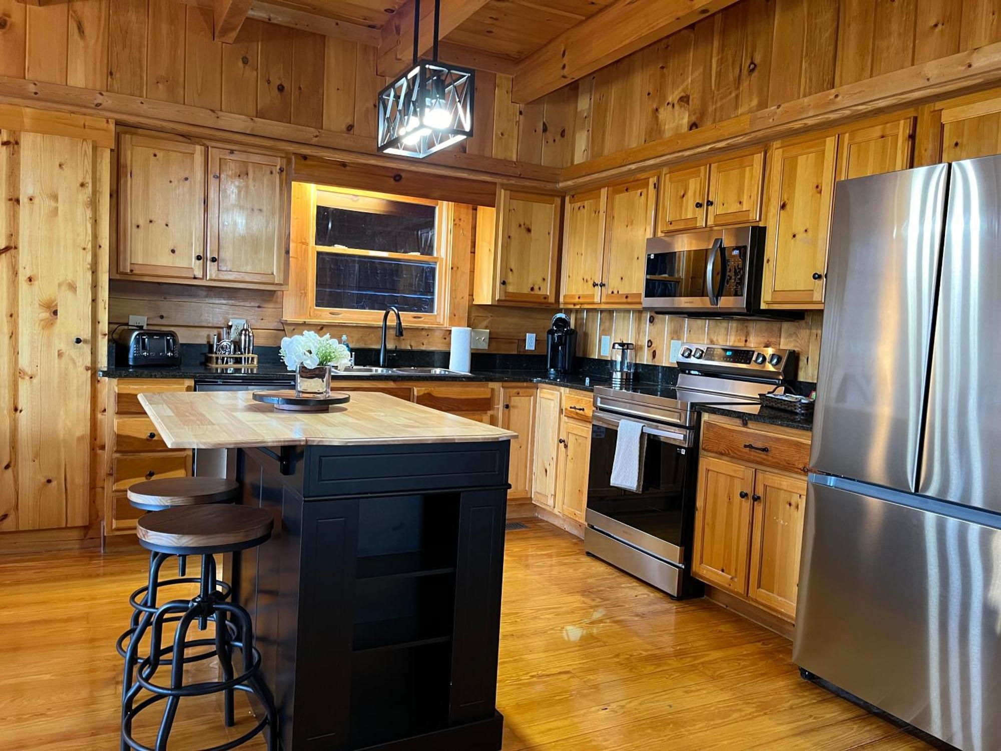 Chalet Splashtacular: Indoor Pool~gorgeous Views~hottub~gameroom~resort