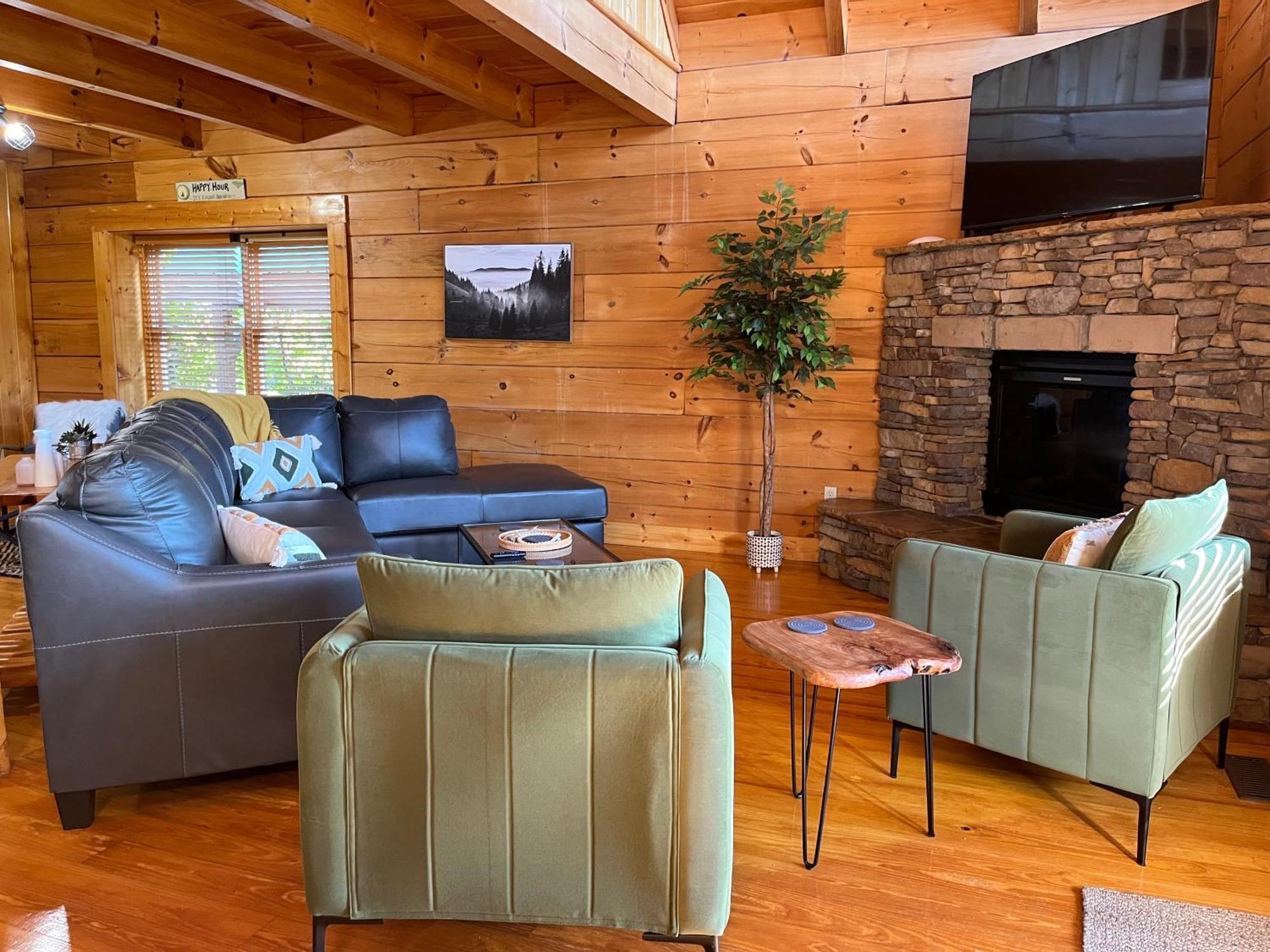 Chalet Splashtacular: Indoor Pool~gorgeous Views~hottub~gameroom~resort *