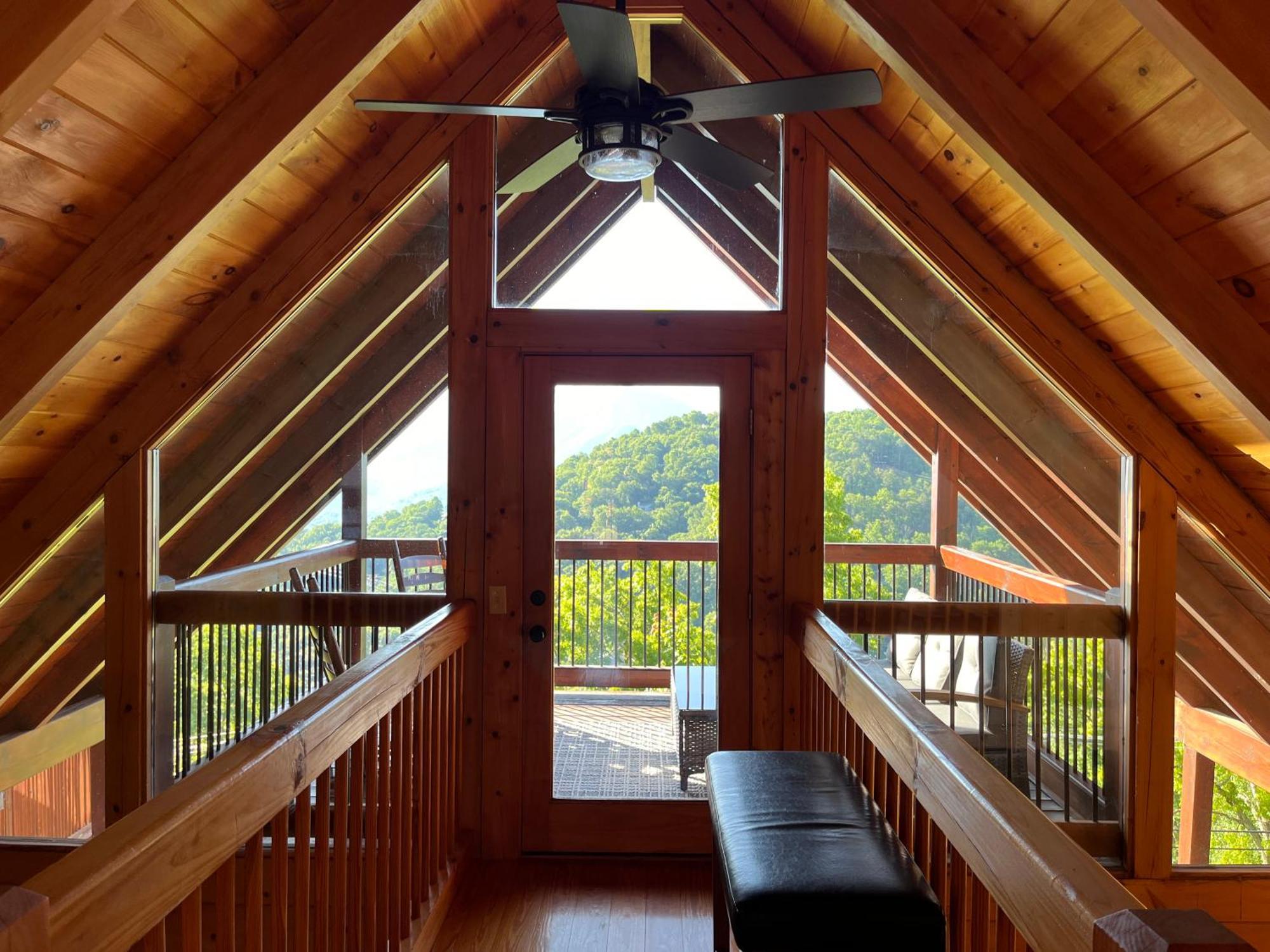 Splashtacular: Indoor Pool~gorgeous Views~hottub~gameroom~resort Chalet Gatlinburg