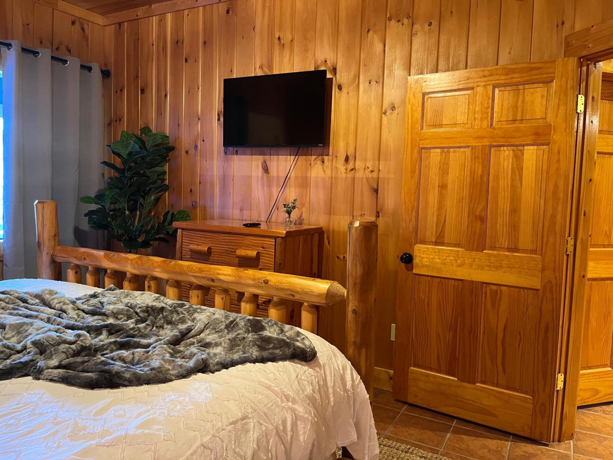 Chalet Splashtacular: Indoor Pool~gorgeous Views~hottub~gameroom~resort