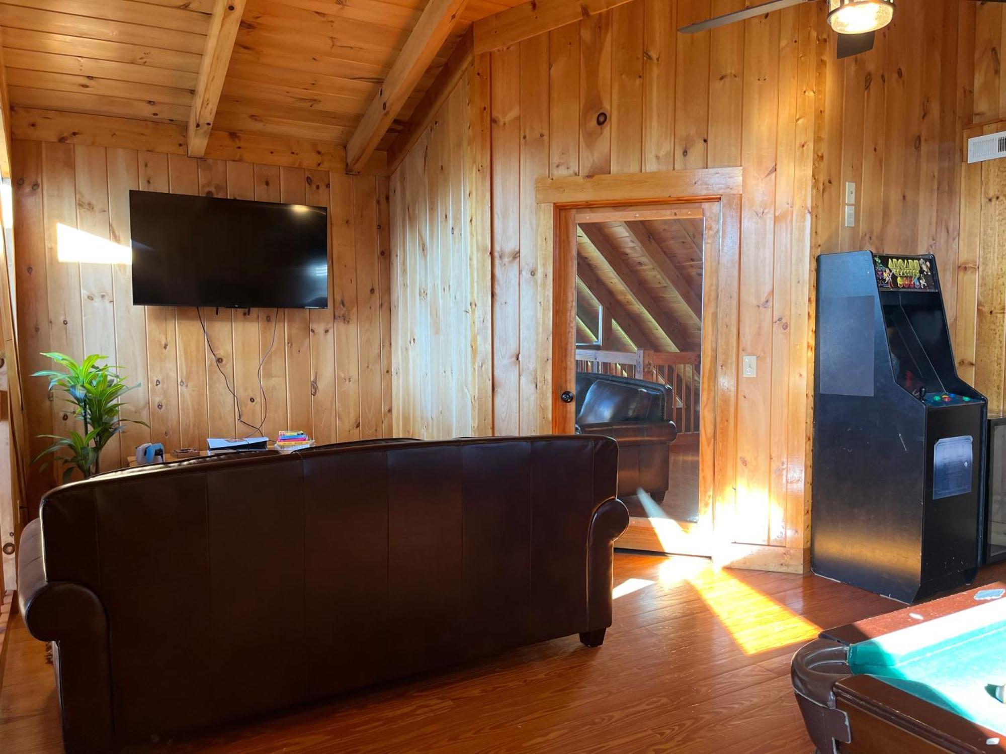 Chalet Splashtacular: Indoor Pool~gorgeous Views~hottub~gameroom~resort *