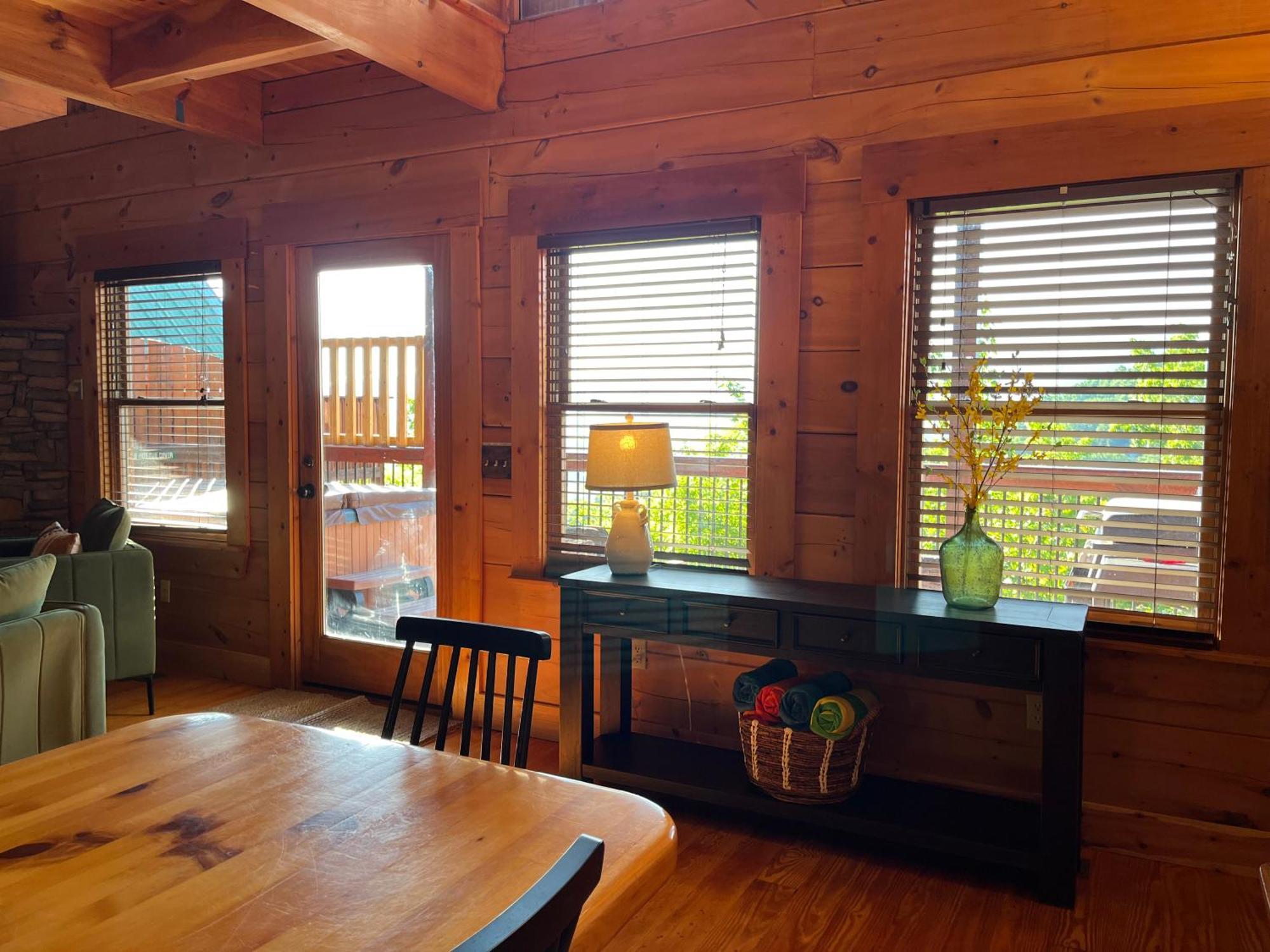 Splashtacular: Indoor Pool~gorgeous Views~hottub~gameroom~resort Chalet Gatlinburg