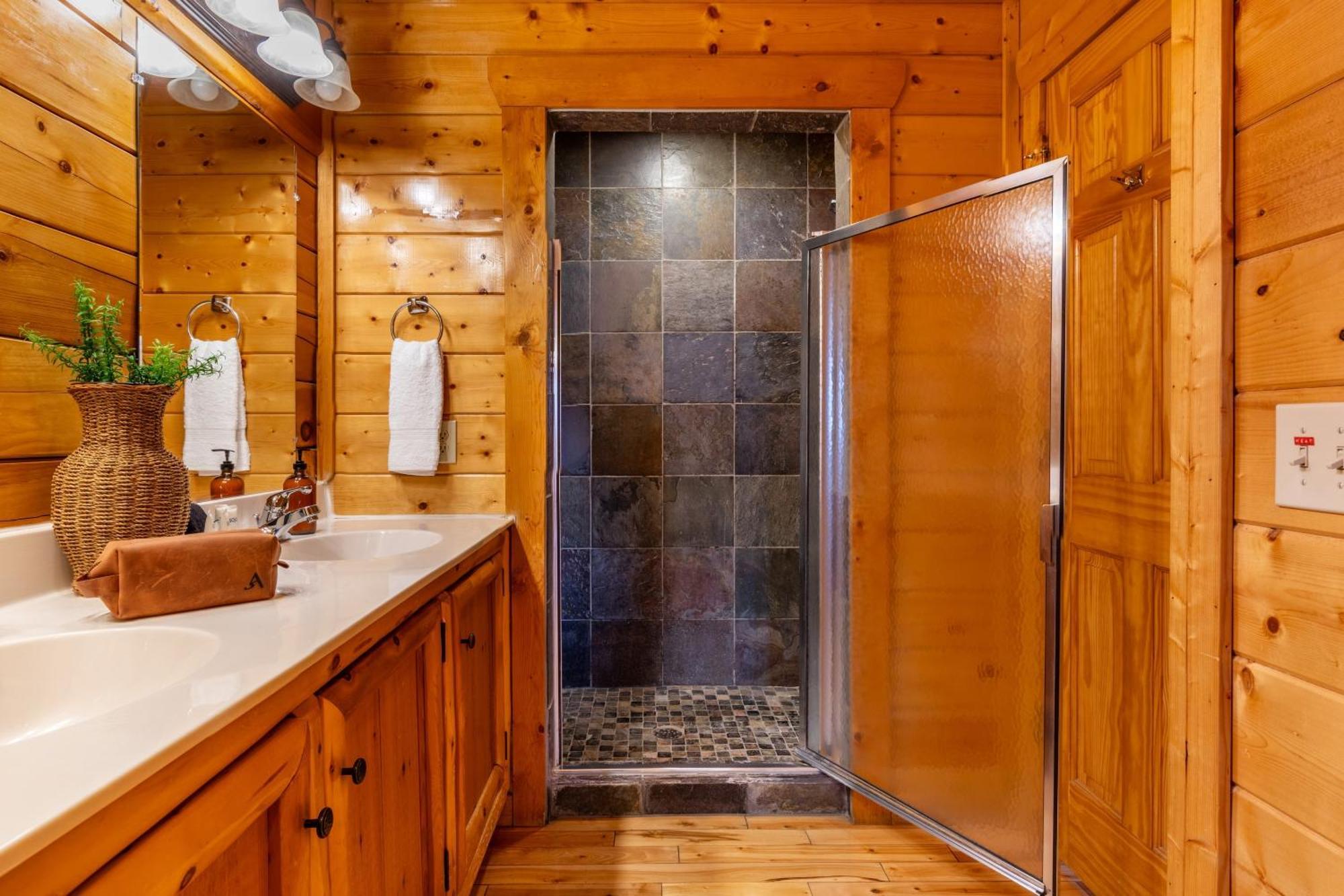 Misty Mountain By Avantstay Hot Tub Mountain Views Theater Pool Table Holiday home Gatlinburg