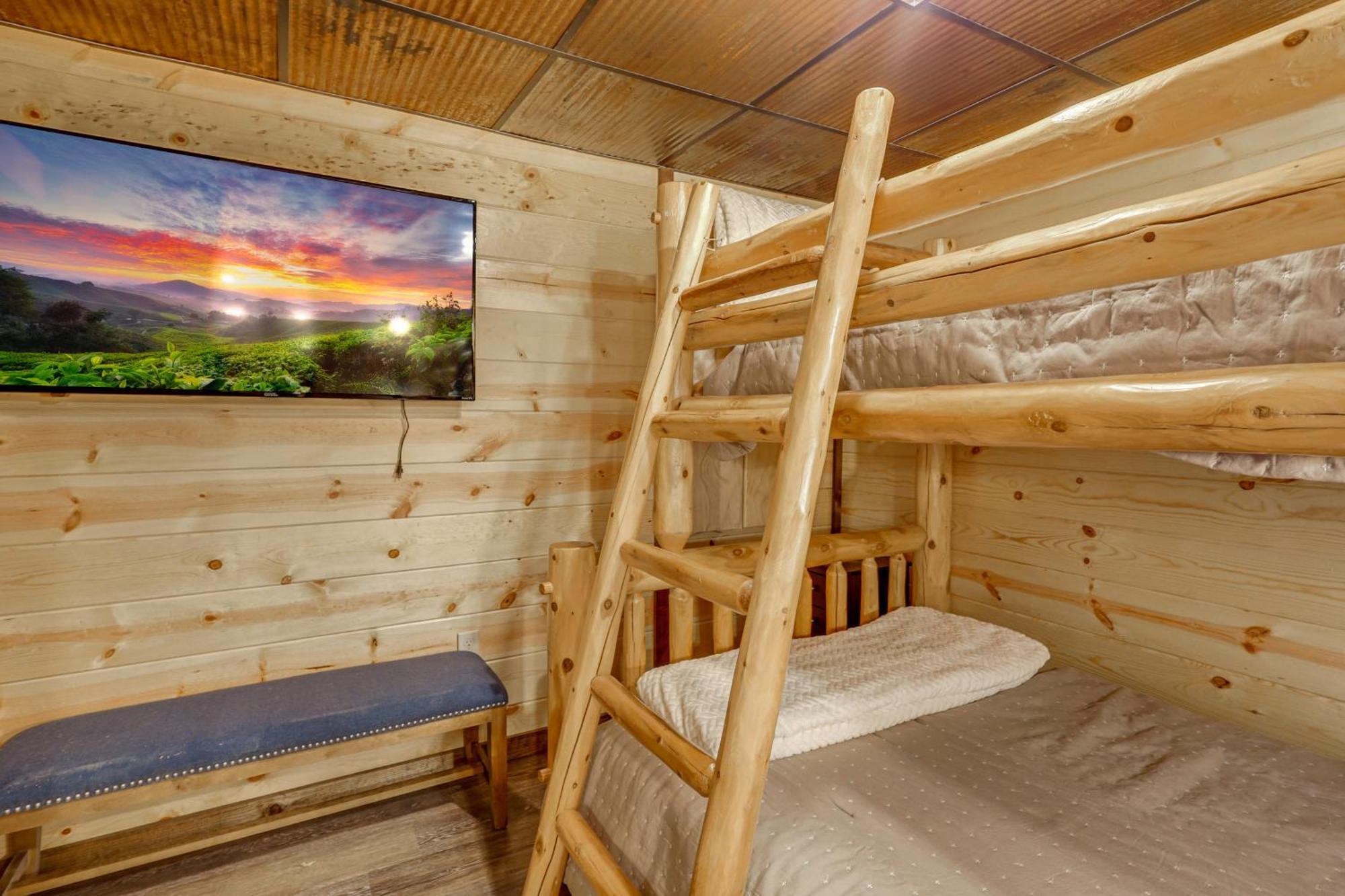 Family-friendly With Hot Tub In Gatlinburg!