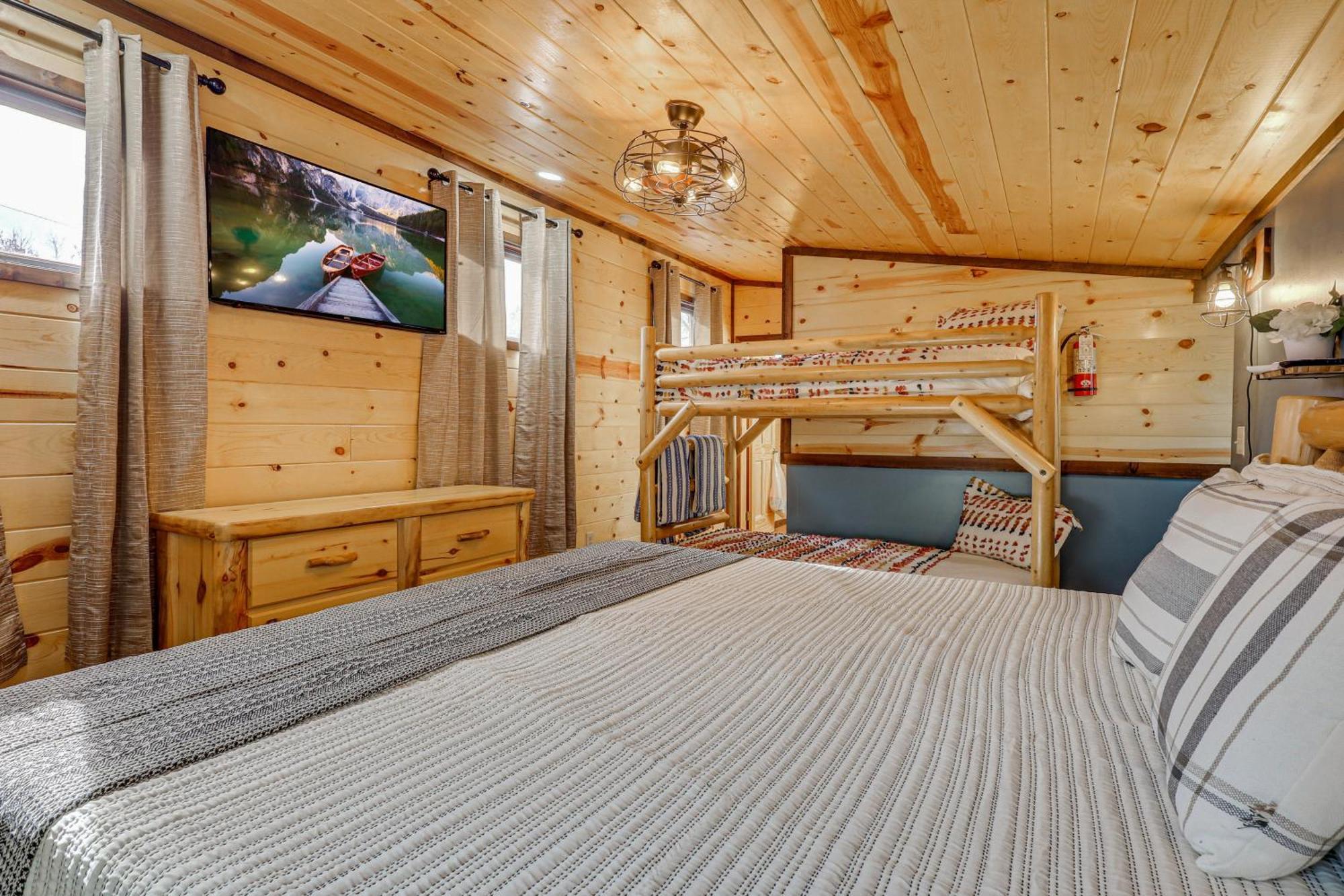 Family-friendly With Hot Tub In Gatlinburg!