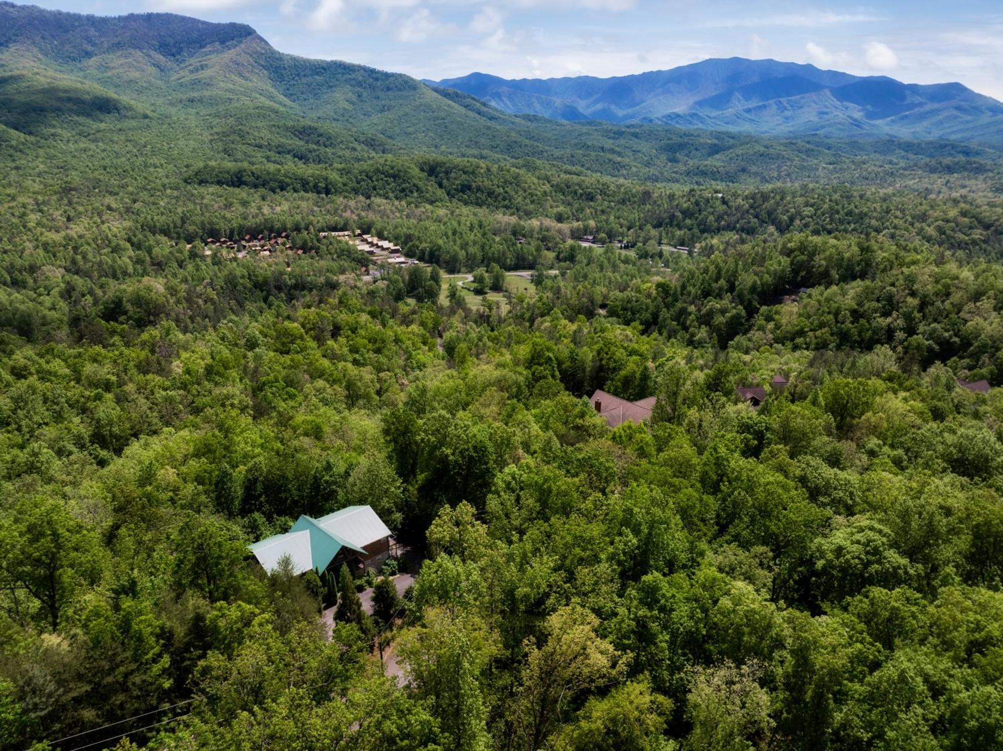 Moonshine Mtn - Hugelodge - Views - April Deals - Game Rm - Hot Tub - Fire Pit Chalet Gatlinburg