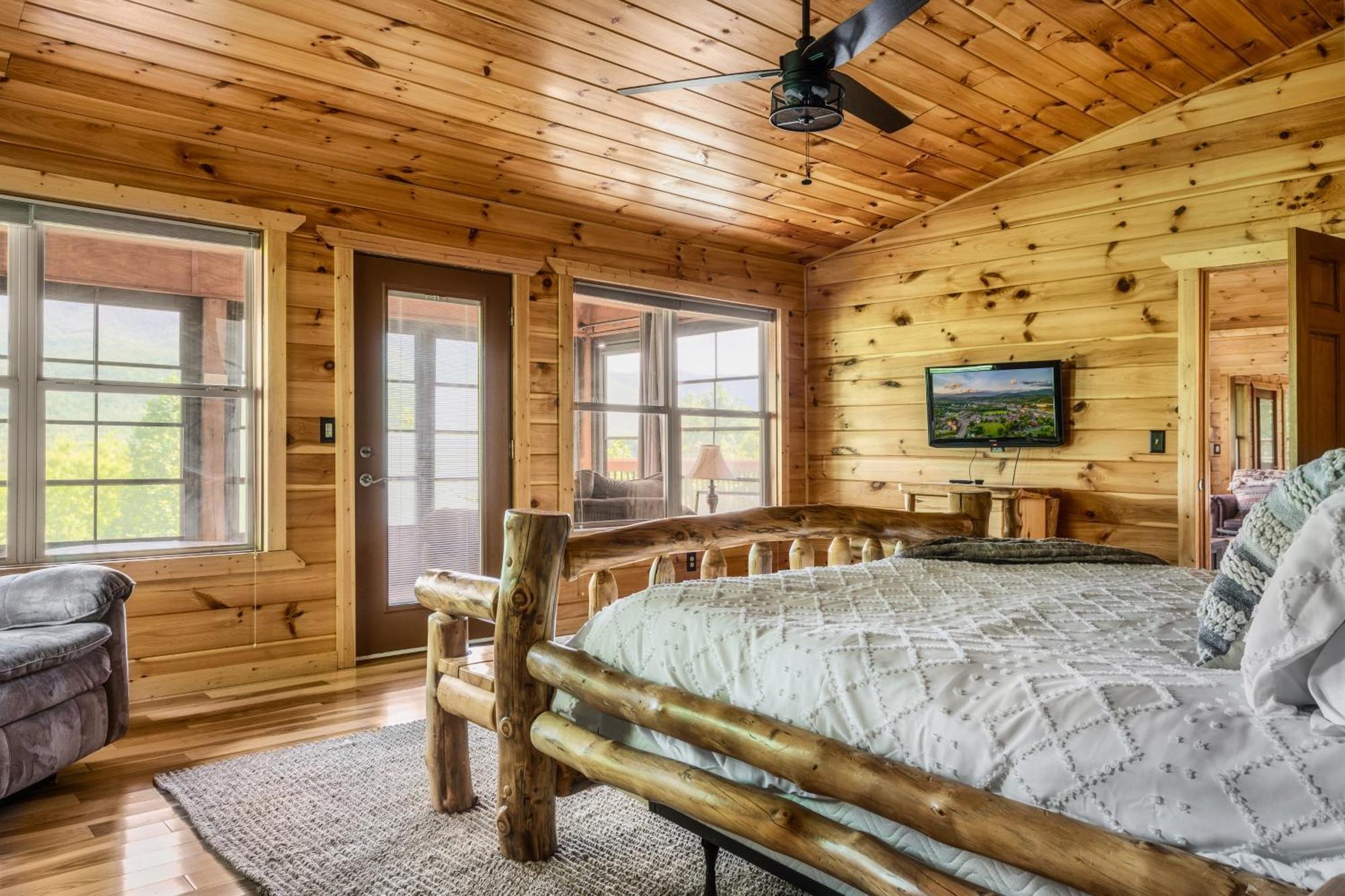 Moonshine Mtn - Hugelodge - Views - April Deals - Game Rm - Hot Tub - Fire Pit Chalet Gatlinburg