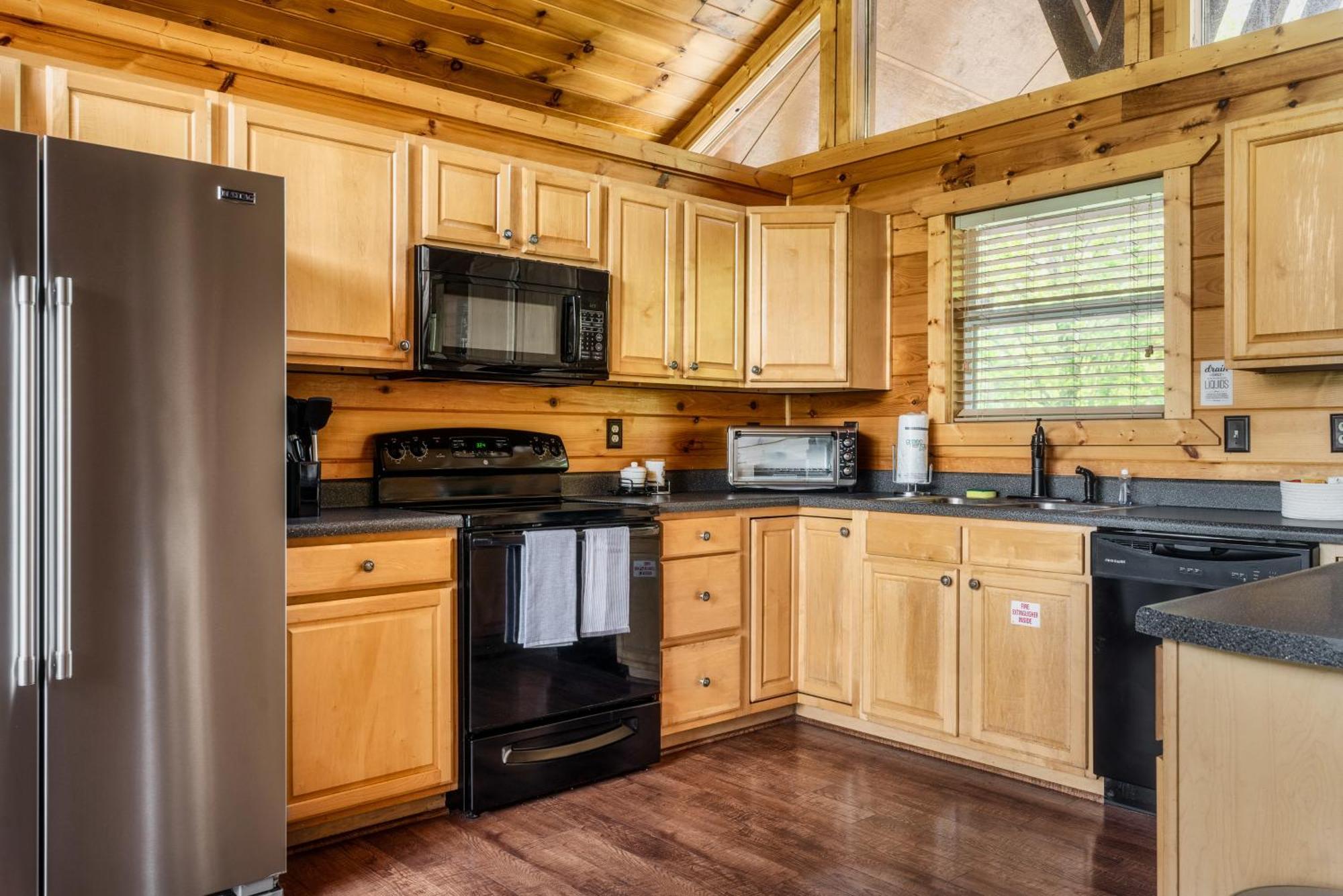 Moonshine Mtn - Hugelodge - Views - April Deals - Game Rm - Hot Tub - Fire Pit * Gatlinburg