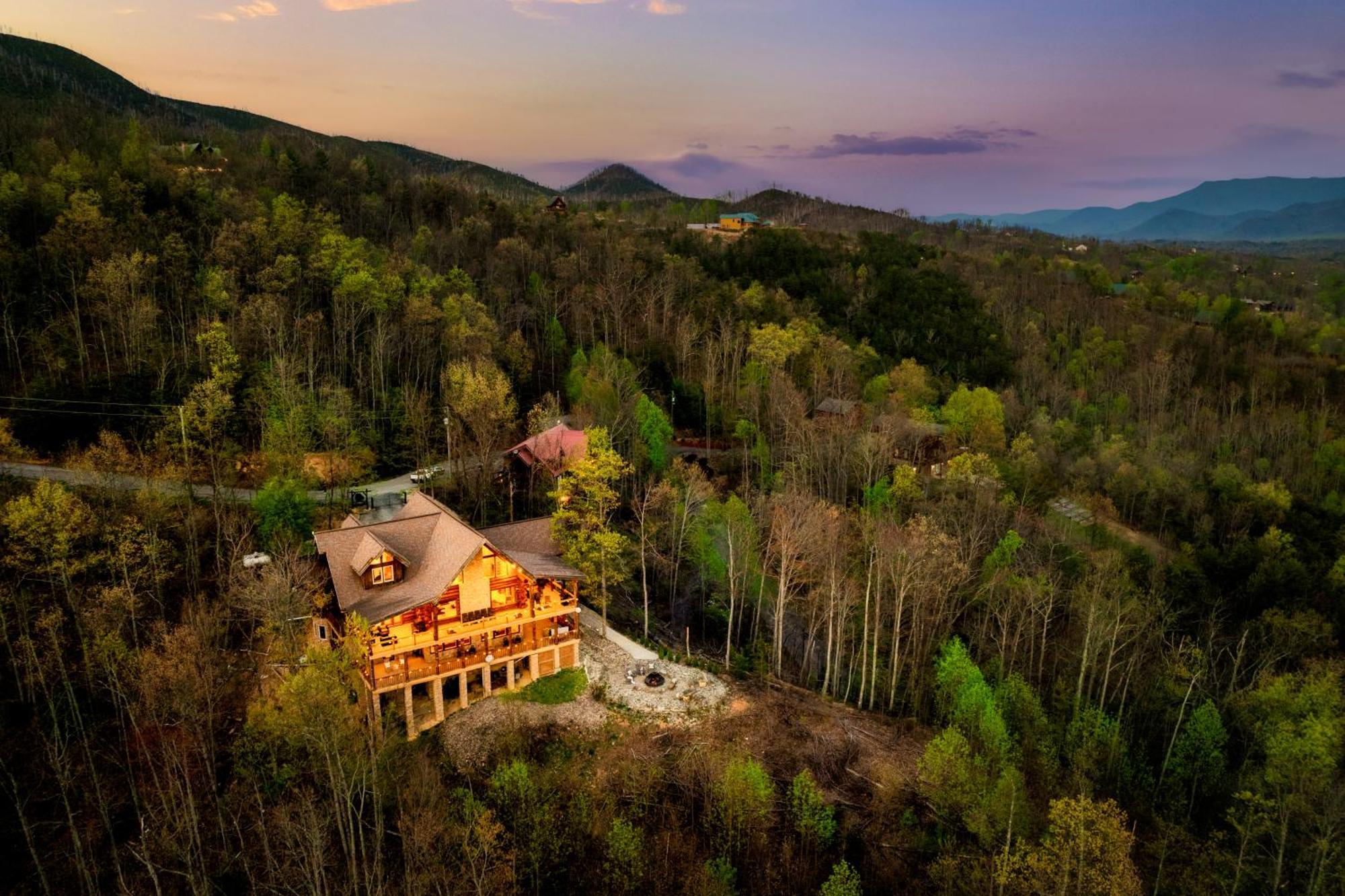 Timberwolf - Luxe 5 Star Retreat-july Deal-game Rm-ps5-firepit-hot Tub Chalet