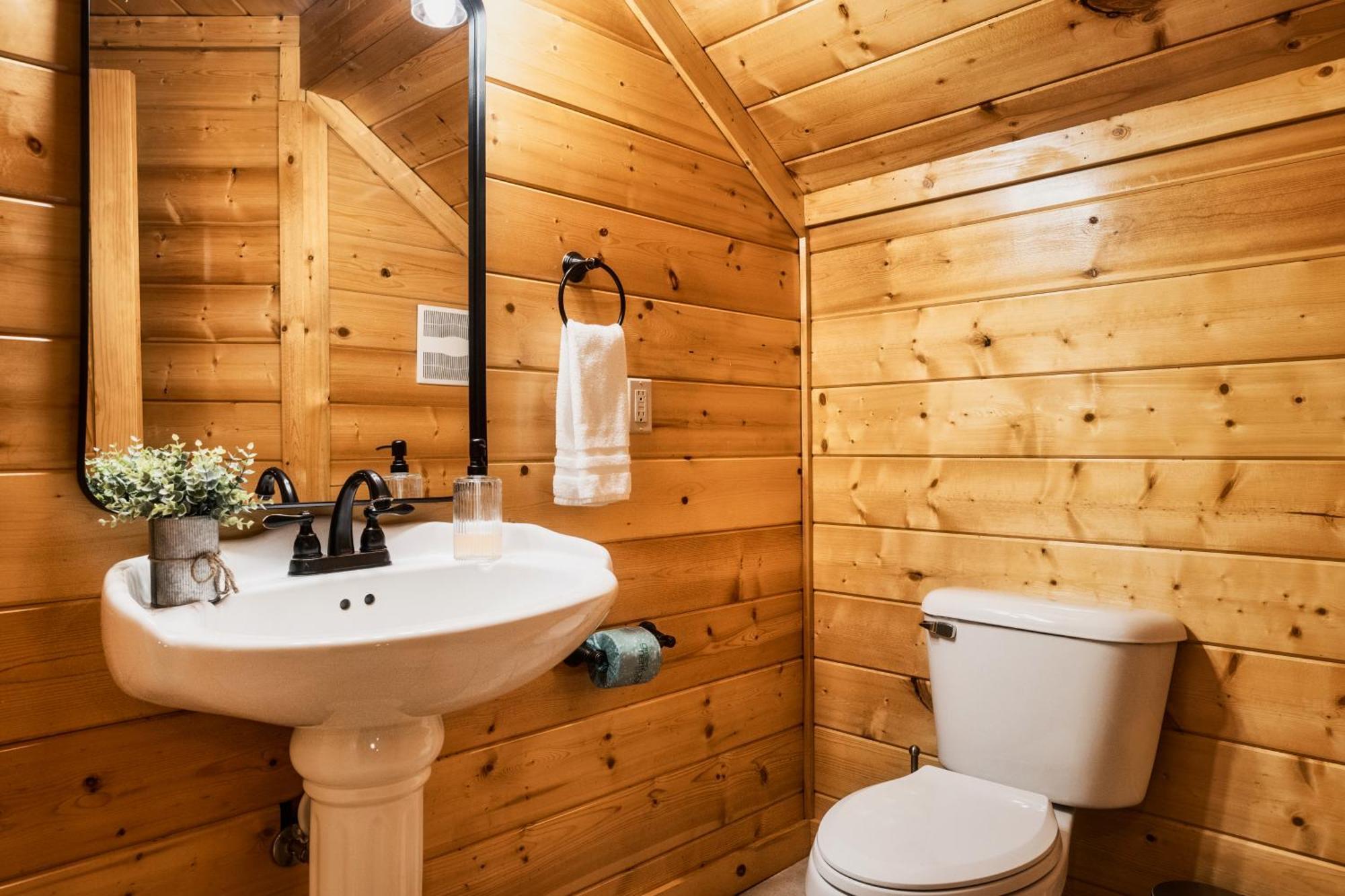 Timberwolf - Luxe 5 Star Retreat-july Deal-game Rm-ps5-firepit-hot Tub Chalet *