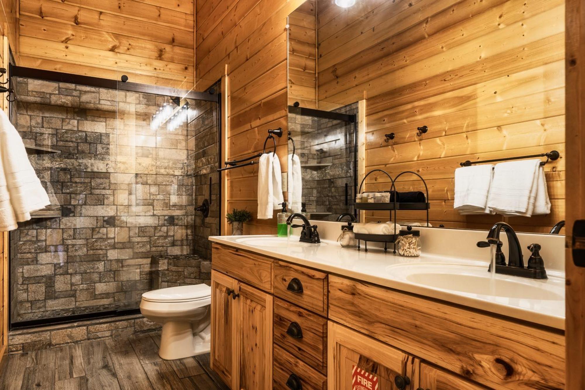 Timberwolf - Luxe 5 Star Retreat-july Deal-game Rm-ps5-firepit-hot Tub Gatlinburg