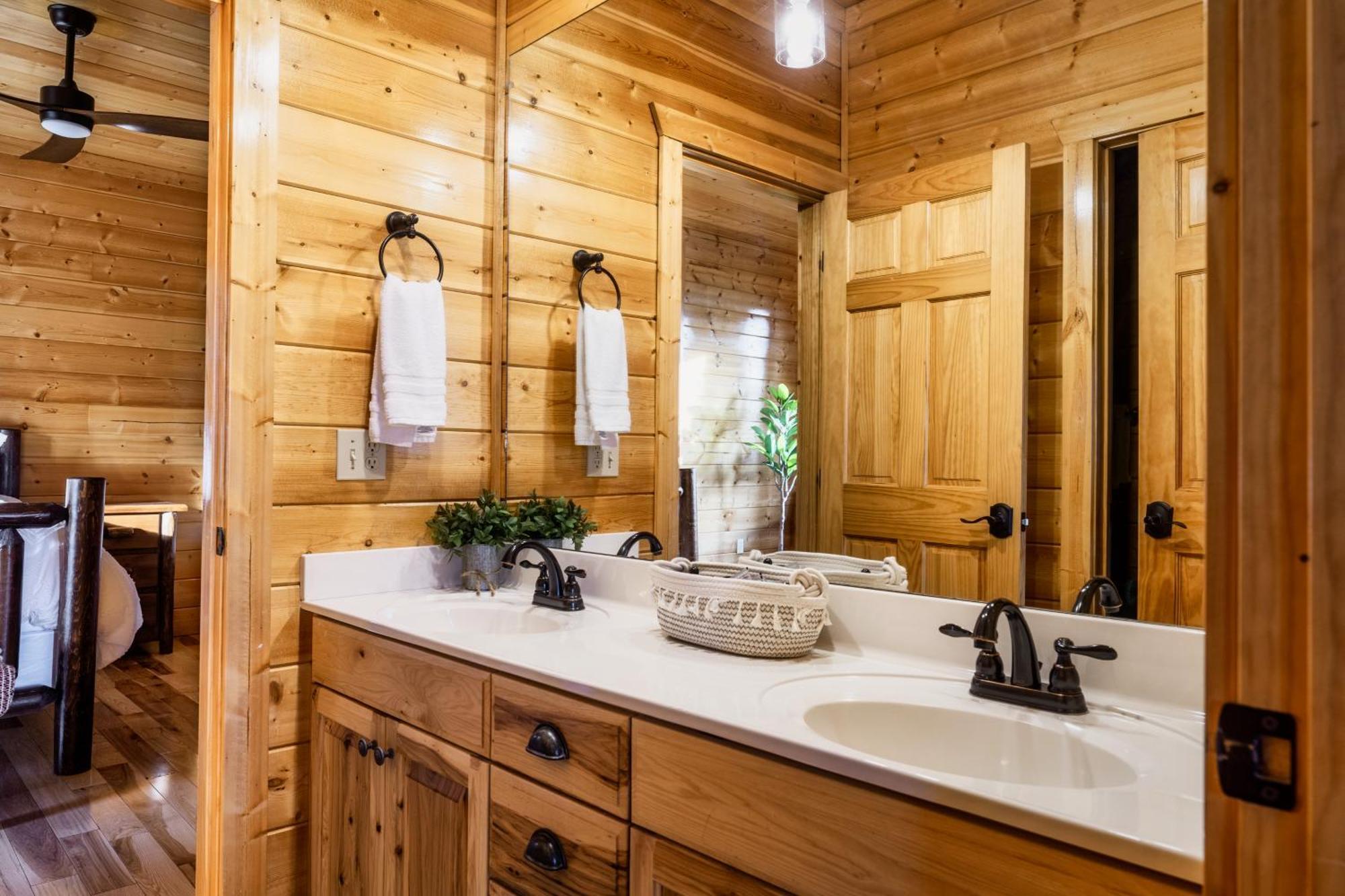 Timberwolf - Luxe 5 Star Retreat-july Deal-game Rm-ps5-firepit-hot Tub