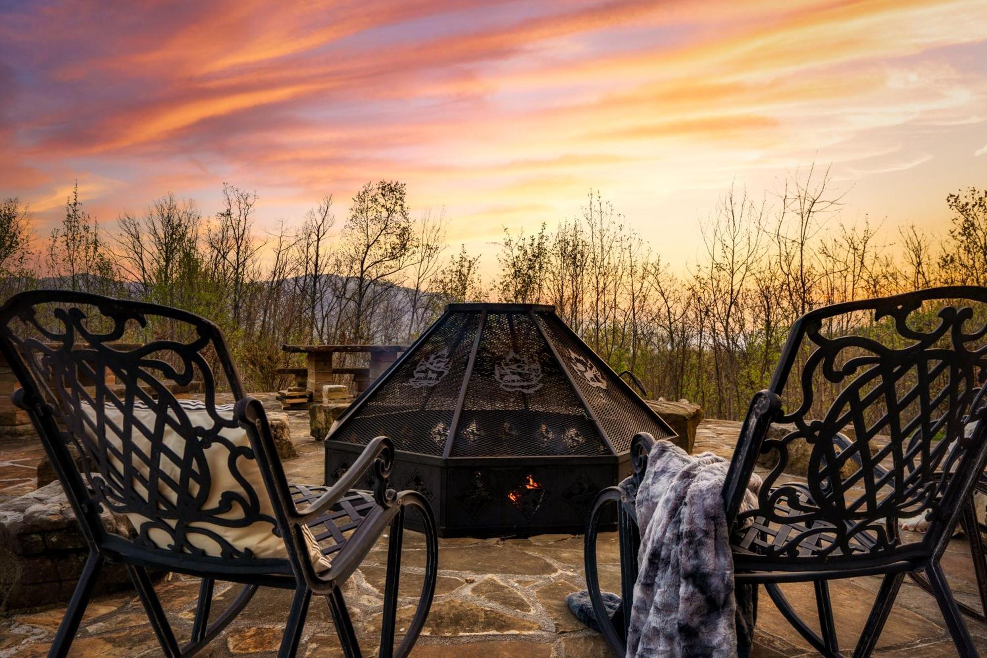 Timberwolf - Luxe 5 Star Retreat-july Deal-game Rm-ps5-firepit-hot Tub Chalet