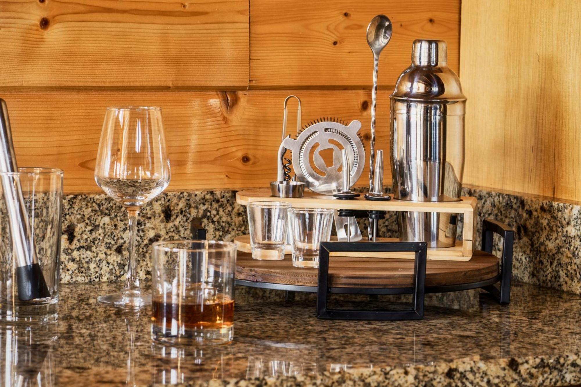 Timberwolf - Luxe 5 Star Retreat-july Deal-game Rm-ps5-firepit-hot Tub Chalet