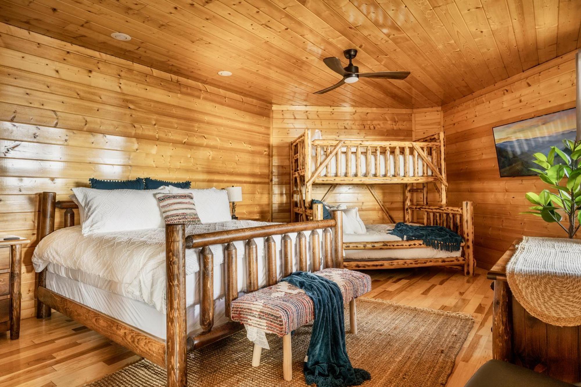 Timberwolf - Luxe 5 Star Retreat-july Deal-game Rm-ps5-firepit-hot Tub * Gatlinburg