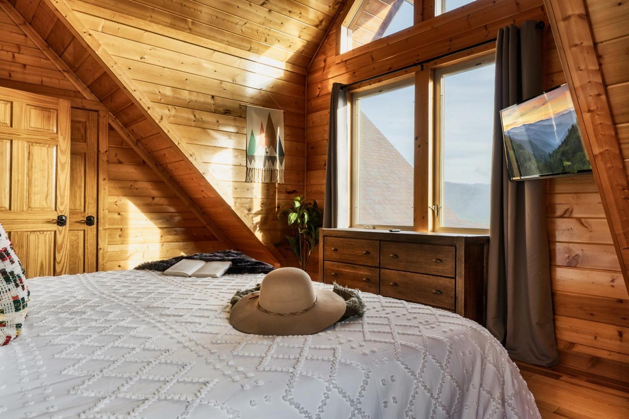 Timberwolf - Luxe 5 Star Retreat-july Deal-game Rm-ps5-firepit-hot Tub Chalet Gatlinburg