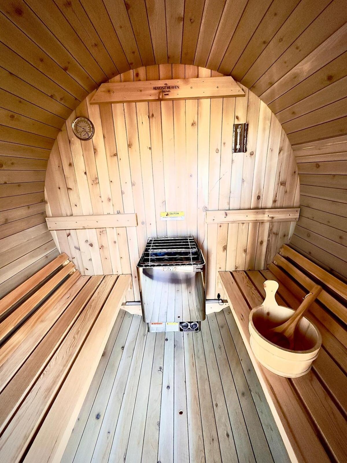Luxury Modern Hot Tub And Sauna *