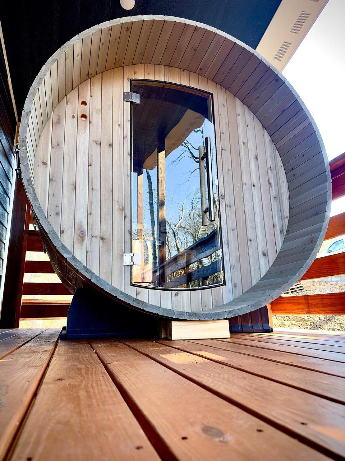 Luxury Modern Hot Tub And Sauna *