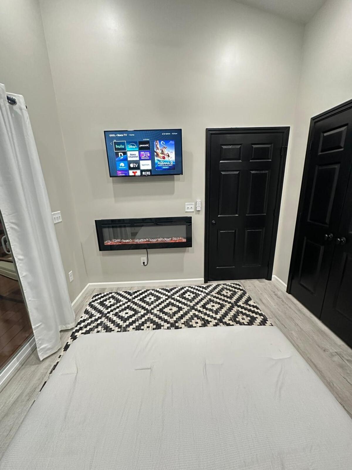 Luxury Modern Hot Tub And Sauna * Gatlinburg
