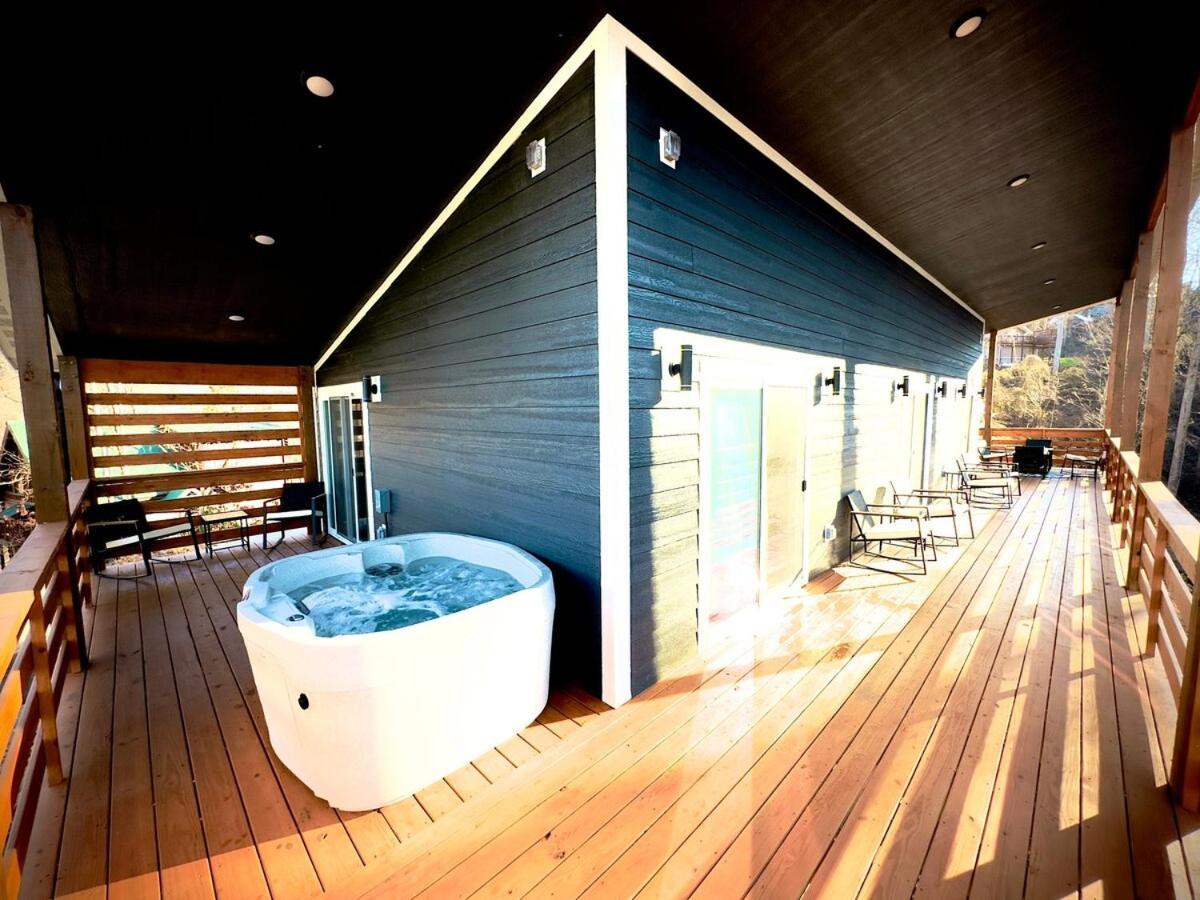 Luxury Modern Hot Tub And Sauna * Gatlinburg